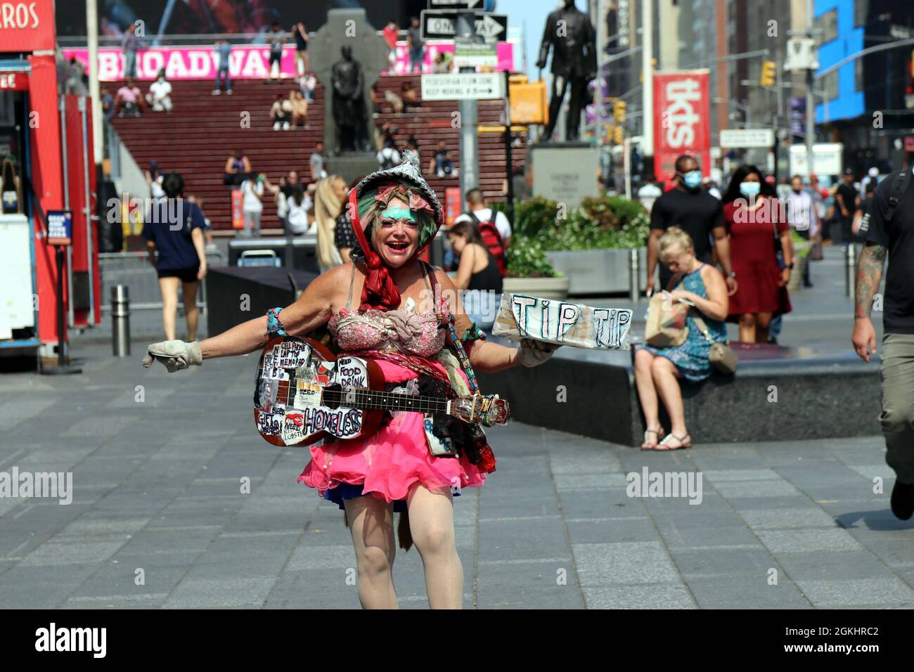 Nach der Wiedereröffnung der Broadway-Theater, New York, NY USA, kehrt das Publikum zum Times Square zurück Stockfoto