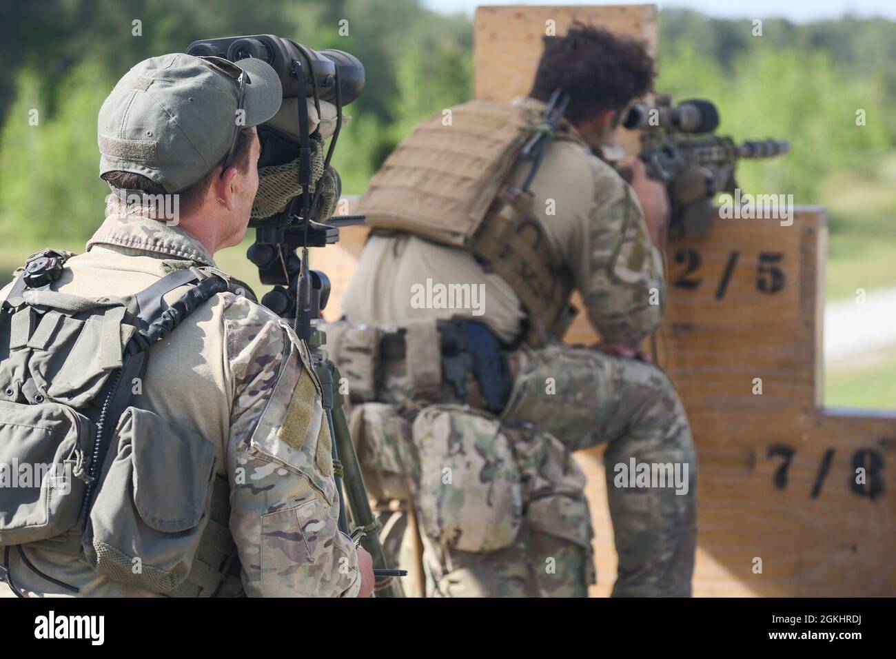 Marine Raiders trainieren mit dem M40A6, während sie am MARSOF Advanced Sniper Course im Camp Lejeune, N.C., 27. April 2021 teilnehmen. MASC wurde entwickelt, um Operatoren mit kritischen Fähigkeiten oder SOF-äquivalentes MOS-Personal in Präzisionsgewehrfeuer zu Schulen, um SOF-Operationen zu unterstützen. Die Schulung dient der Vermittlung grundlegender und fortgeschrittener Kampftechniken, spezieller Aufklärungsfähigkeiten, Gegen-Scharfschützen-Techniken, Luftoperationen und Nahaufnahmen. Stockfoto