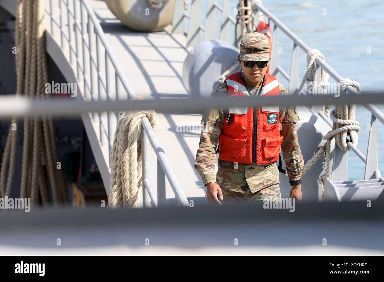 US Army Sgt. Alberto Juanico, 1099. Transportation Co., 259. Transportbataillon Sanitäter, geht entlang des Decks des Logistikunterstützungsschiffes der US-Armee MG Charles P. Gross, 26. April 2021, in der Nähe des Hafens von Durres, Albanien, wo die Besatzung an den ÜBUNGEN DES DEFENDER-Europe 21 teilnimmt. Juanico, der seit 5 Jahren in der Armee ist, sagt, dass er nicht einmal wusste, dass die Armee Boote hatte, bis er dem Schiff zugewiesen wurde. Eine seiner wichtigsten Aufgaben ist jetzt die Überwachung der COVID-Minderung. „Wir haben wirklich auf die Sauberkeitsmassnahmen eingeschlagen – alles, was berührt wird, muss desinfiziert werden“, sagte Juanico Stockfoto