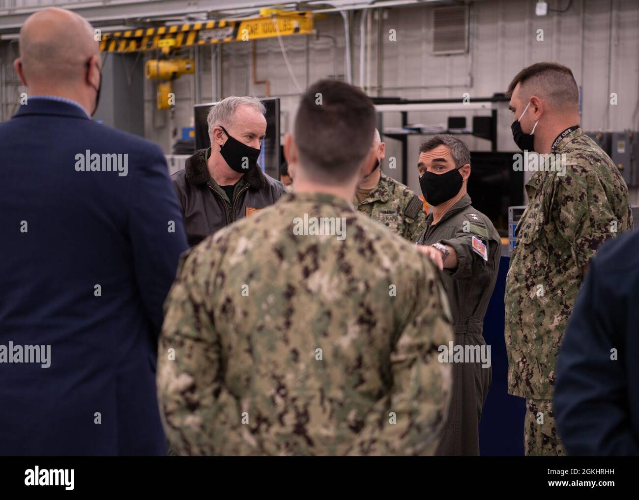 Hinterer Adm. Doug Perry, Commander Submarine Group Nine, diskutiert Talentmanagement mit ADM. Bill Lescher, Vice Chief of Naval Operations, während eines Besuchs im Naval Undersea Warfare Center Keyport, Washington, 27. April 2021. Lescher besuchte mehrere Kommandos in der nordwestlichen Region, darunter NAS Whidbey Island und Naval Base Kitsap Bangor. Stockfoto