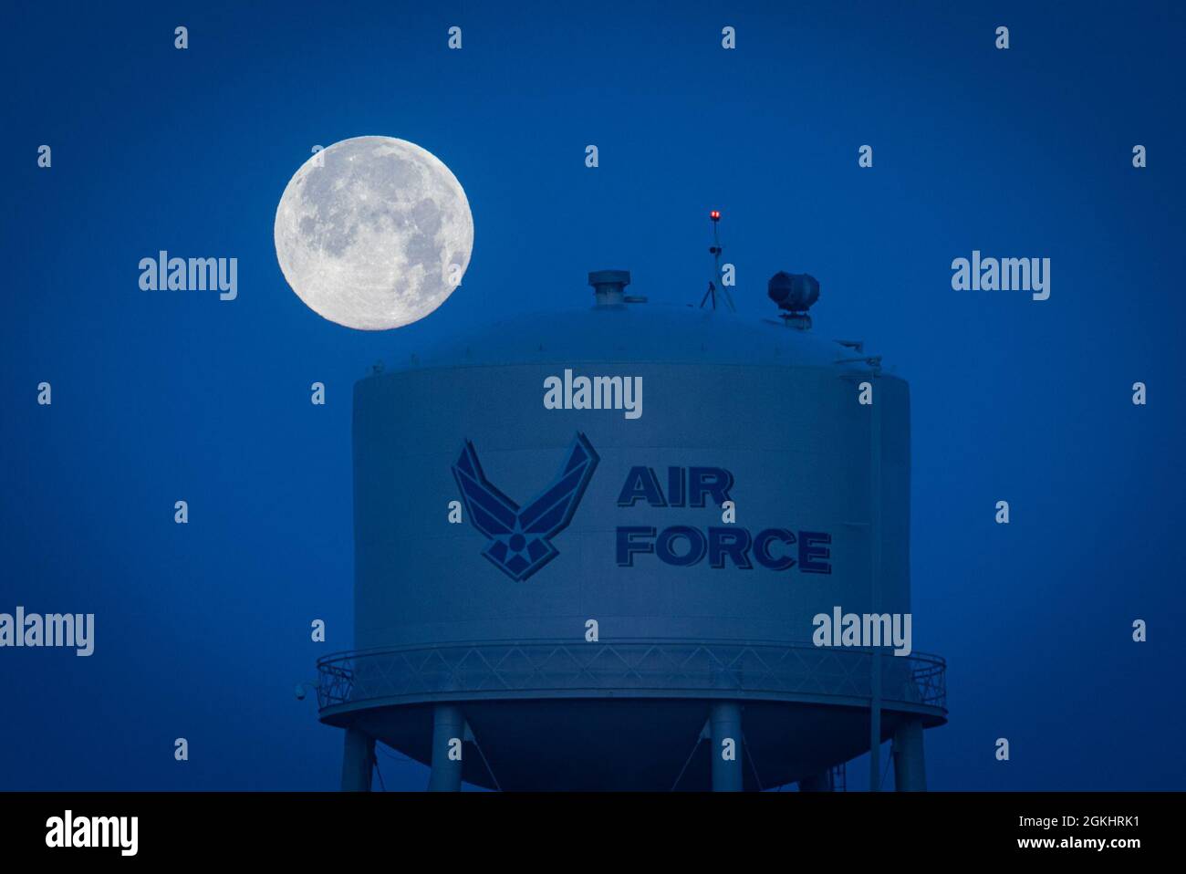 Der Super Pink Moon geht über Hurlburt Field, Florida, 27. April 2021. Den ganzen Abend des 26. April und den Morgen des 27. April hindurch lag der Mond durchschnittlich 6 bis 8 Prozent näher an der Entfernung der Erde als ein typischer Vollmond. Stockfoto