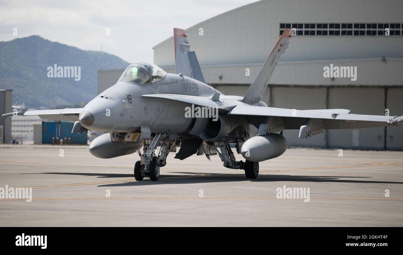 Ein U.S. Marine Corps F/A-18C Hornet Flugzeug mit Marine Fighter Attack Squadron 232 bereitet sich auf den Start während einer bilateralen Such- und Rettungsübung mit der Japan Air Self-Defense Force (JASDF) auf der Marine Corps Air Station Iwakuni, Japan, 27. April 2021 vor. Die Übung ermöglicht es den US- und japanischen Streitkräften, schnell und effektiv Such- und Rettungseinsätze durchzuführen und gleichzeitig die Partnerschaft zwischen Marines und JASDF-Mitarbeitern zu stärken. Stockfoto