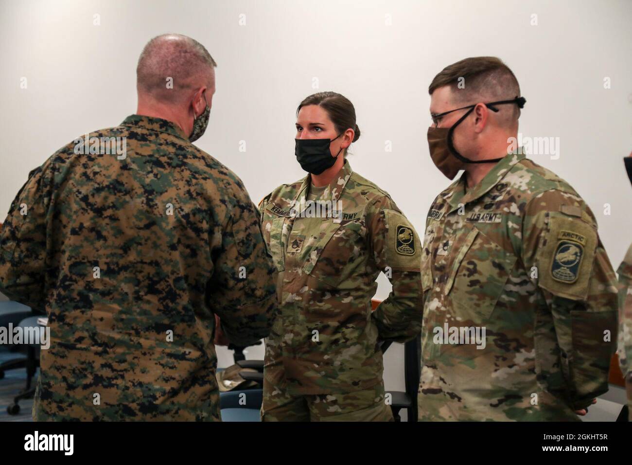 U.S. Marine Corps Master Gunnery Sgt. Scott H. Stalker, der hochrangige angereichte Anführer des US-Weltraumkommandos, besucht mit unbeauftragten Offizieren der Colorado National Guard im 117. Hauptquartier des Weltraumbataillons in Fort Carson, Colorado, 27. April 2021. STALKER traf sich mit Luftmännern der 233. Weltraumgruppe und des 138. Weltraumkontrollgeschwaders sowie Soldaten des 117. Weltraumbataillons und der 100. Raketenabwehrbrigade, um sich über jede Einheit und ihre Mission zu informieren. Stockfoto