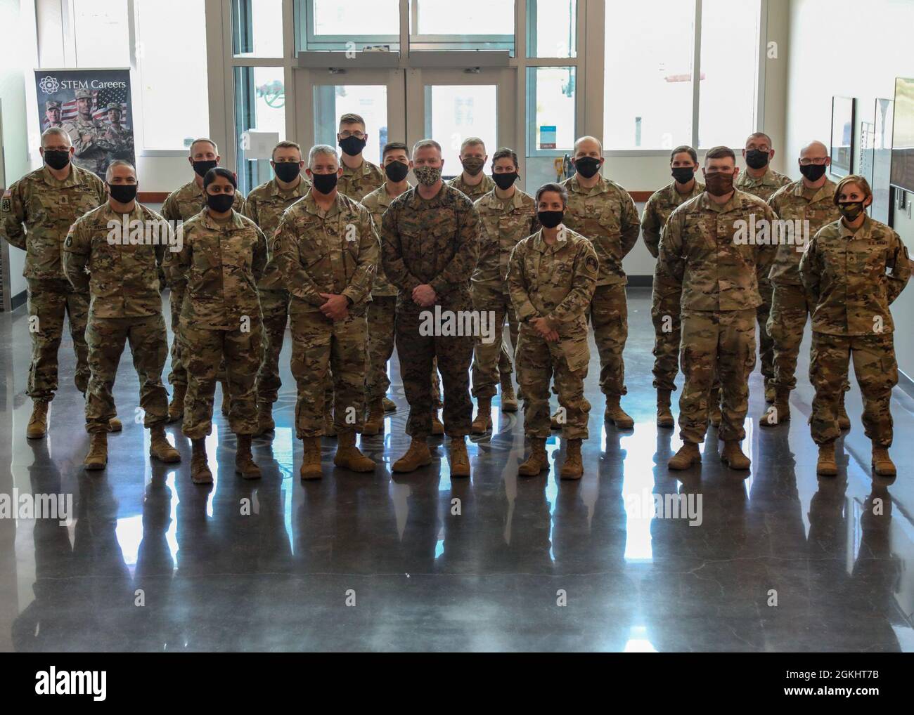 U.S. Marine Corps Master Gunnery Sgt. Scott H. Stalker, der hochrangige angereichte Anführer des US-Weltraumkommandos, besucht mit unbeauftragten Offizieren der Colorado National Guard im 117. Hauptquartier des Weltraumbataillons in Fort Carson, Colorado, 27. April 2021. STALKER traf sich mit Luftmännern der 233. Weltraumgruppe und des 138. Weltraumkontrollgeschwaders sowie Soldaten des 117. Weltraumbataillons und der 100. Raketenabwehrbrigade, um sich über jede Einheit und ihre Mission zu informieren. Stockfoto