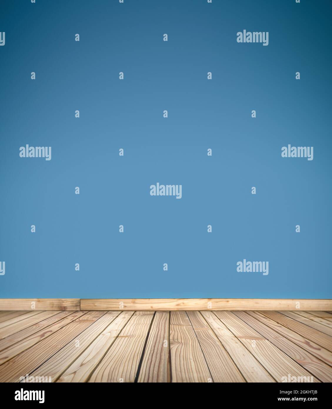 Holzdecksbühne für Produkte, Dinge und Menschen. Leerer rustikaler Holzboden, Plattform mit unscharfem hellblauen Wandhintergrund. Mit Kopierbereich. Stockfoto