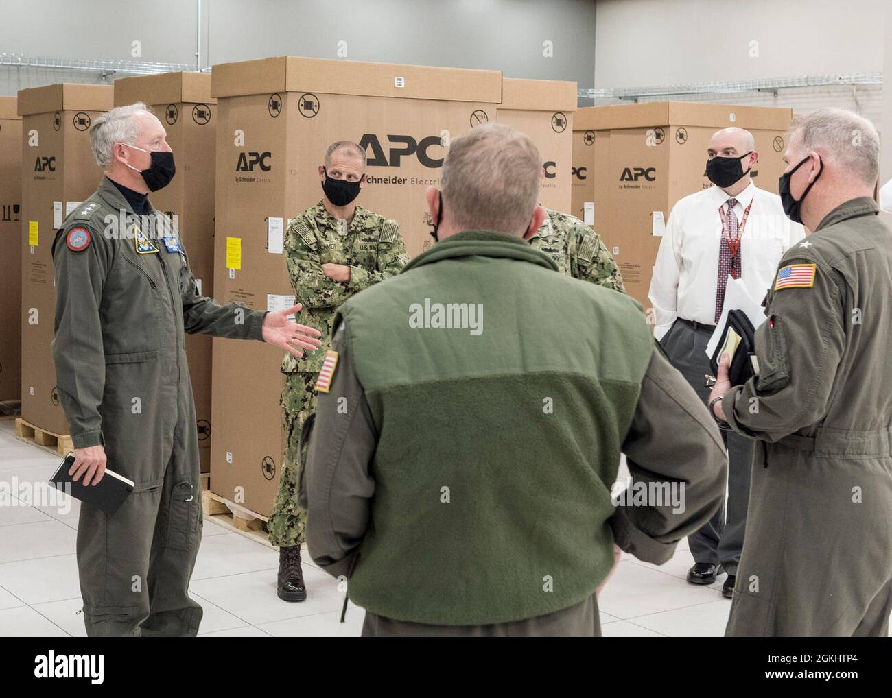 Vice Adm. Kenneth Whitesell, Commander, Naval Air Forces, Commander, Naval Air Forces Force Master Chief Trenton Schmidt und Rear ADM. Richard Brophy, Kommandant, Naval Aviation Warfighting Development Center Stockfoto