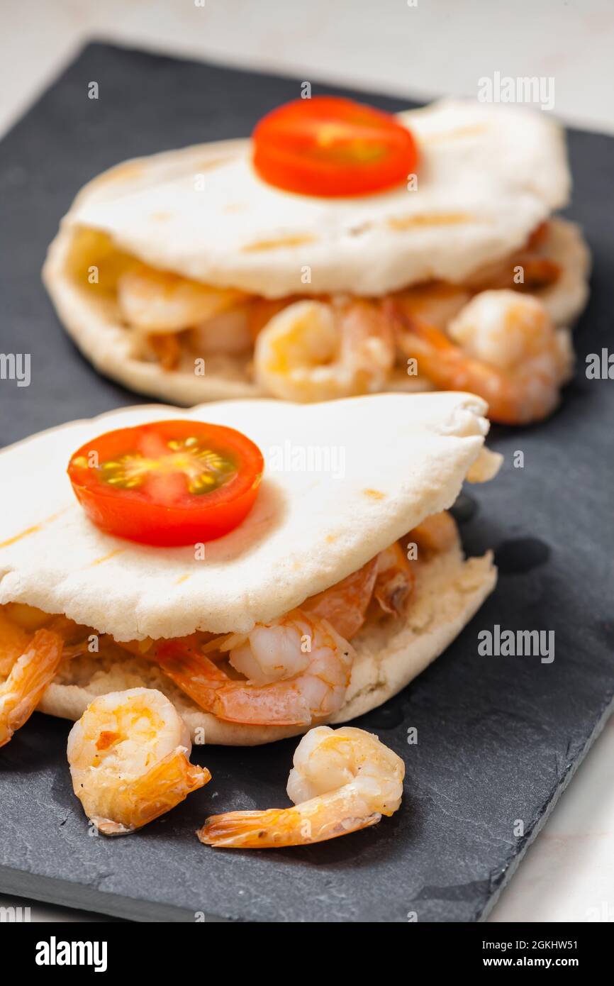 pitta Brot gefüllt mit Garnelen und Tomaten Stockfoto