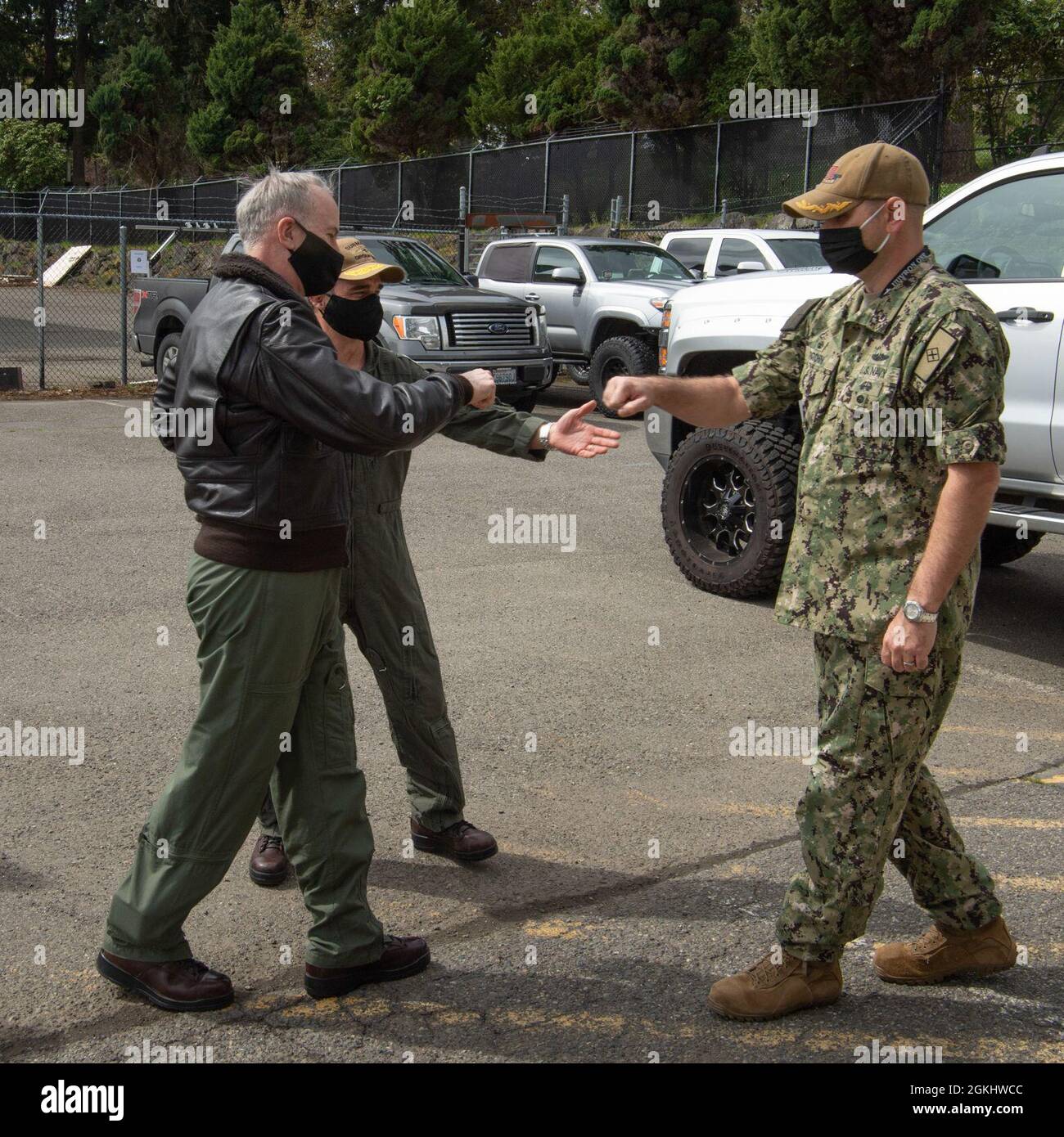 Hinterer Adm. Doug Perry, Commander Submarine Group Nine, stellt ADM vor. Bill Lescher, Vice Chief of Naval Operations, an Cmdr. Rob Patchin, Kommandant von Unmanned Undersea Vehicle Squadron One, während eines Besuchs im Naval Undersea Warfare Center Keyport, Washington, 27. April 2021. Lescher besuchte mehrere Kommandos in der nordwestlichen Region, darunter NAS Whidbey Island und Naval Base Kitsap Bangor. Stockfoto