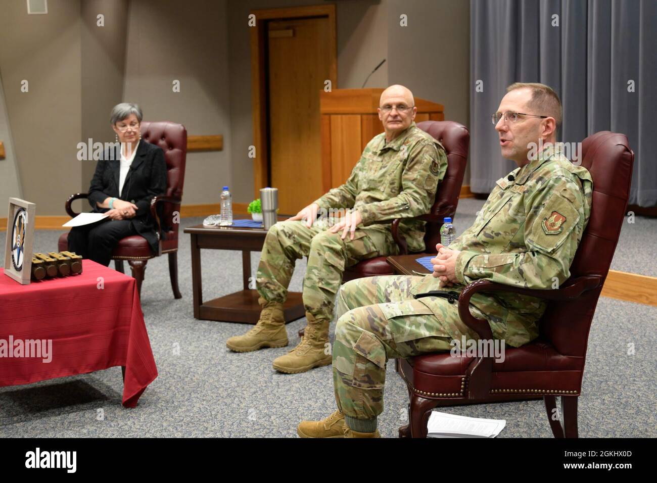 US Air Force Chief Master Sgt. Stanley C. Cadell, Kommandochef des Air Force Maternel Command, beantwortet Fragen der Teilnehmer und stellt Informationen während der virtuellen Veranstaltung des AFMC 2021 April Town Hall am 27. April 2021 im Hauptquartier der AFMC, Wright-Patterson Air Force Base, Ohio, bereit. Cadell, General Arnold W. Bunch Jr., Kommandant der AFMC, und Patricia M. Young, Exekutivdirektorin der AFMC, gaben dem Militär- und Zivilpersonal der AFMC während der Rathausveranstaltung die Möglichkeit, direkt miteinander zu interagieren und missionskennbezogene Fragen zu stellen. Stockfoto