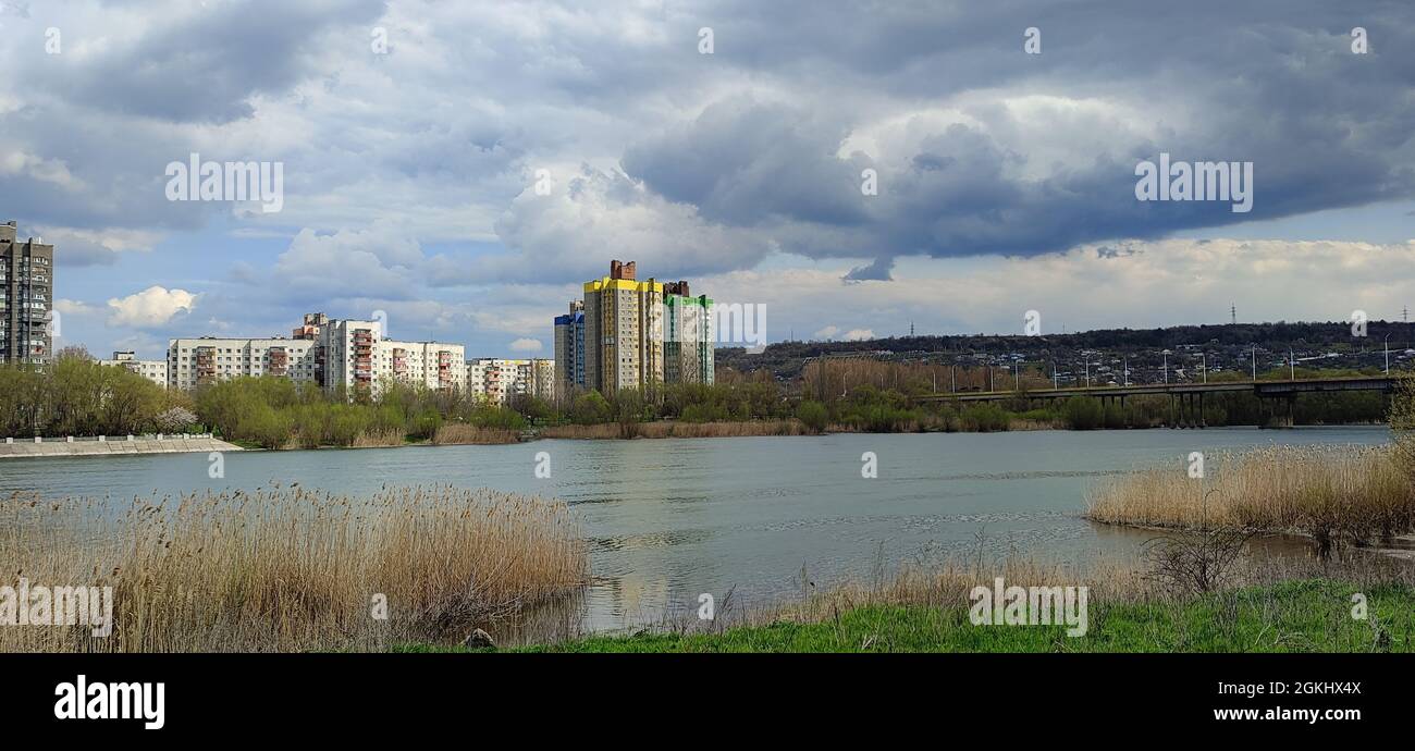 Blick auf Belgrad am Wasser mit Himmel im Hintergrund Stockfoto