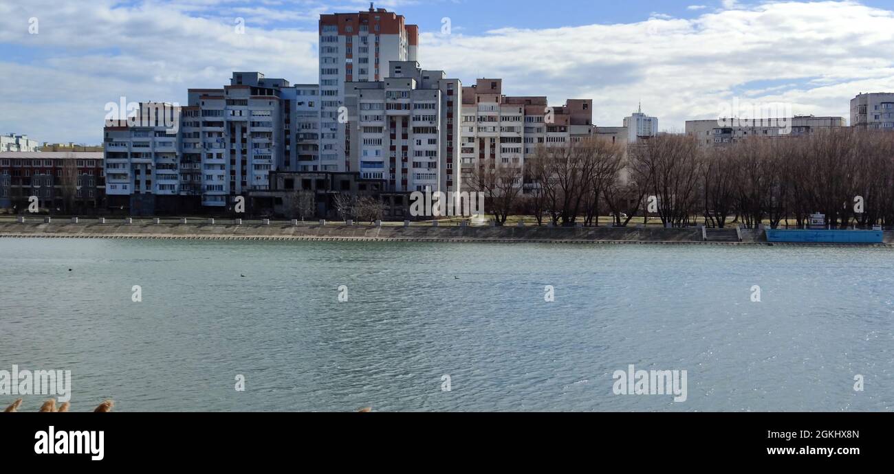 Blick auf Belgrad am Wasser mit Himmel im Hintergrund Stockfoto