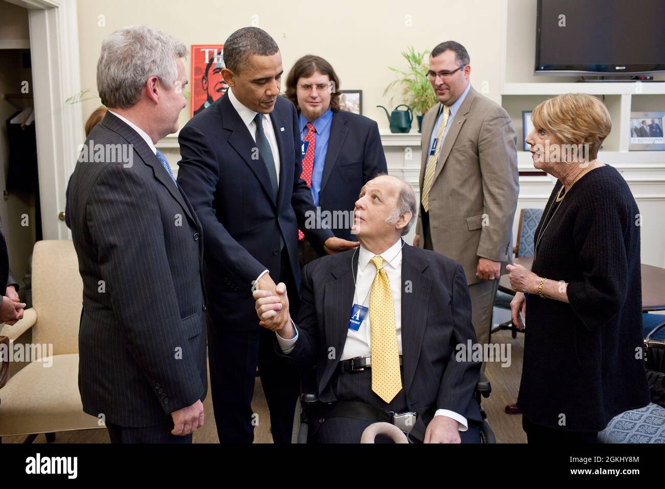 Präsident Barack Obama begrüßt James Brady im Büro des Westflügels von Pressesprecher Jay Carney im Weißen Haus, 30. März 2011. Brady, der Pressesprecher des ehemaligen Präsidenten Ronald Reagan, wurde während des Attentats auf Präsident Reagan vor dreißig Jahren verletzt. Brady's Frau Sarah, rechts, und Sohn Scott, Mitte, kamen zu ihm für das Treffen. (Offizielles Foto des Weißen Hauses von Pete Souza) Dieses offizielle Foto des Weißen Hauses wird nur zur Veröffentlichung durch Nachrichtenorganisationen und/oder zum persönlichen Druck durch die Betreffzeile(en) des Fotos zur Verfügung gestellt. Das Foto darf nicht manipuliert werden Stockfoto