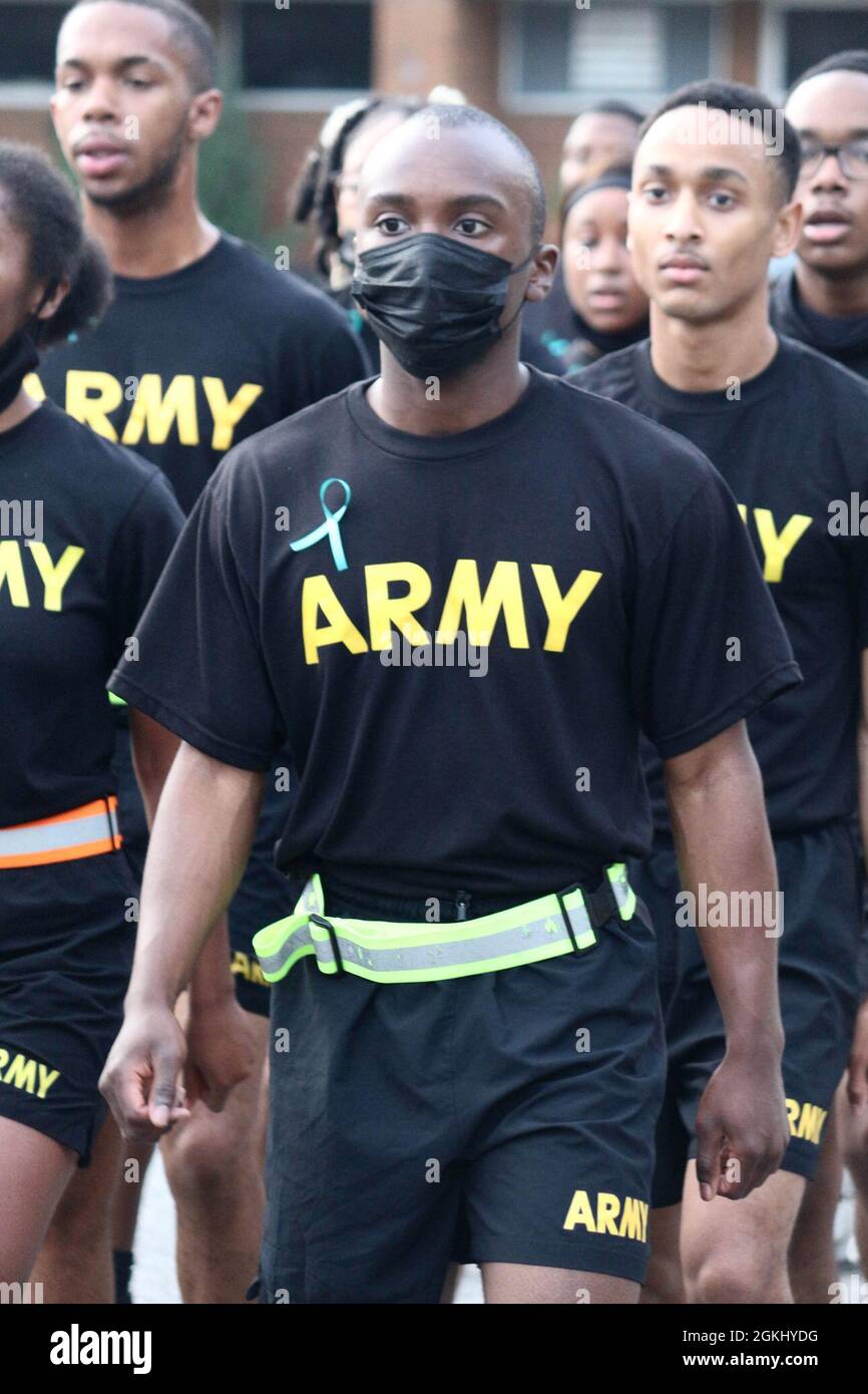 Die Beantwortung eines Anrufs zum Dienst ist für ROTC Cadets der Tuskegee University Army nichts Neues. Viele der Kadetten dienen bereits der Nation in den Reservaten durch das Simultaneous Membership Program (SMP).Armeesoldaten dienen unserer Nation mit Ehre und würde und bringen eine Vielzahl von Fähigkeiten in die Berufswahl als Ärzte und Krankenschwestern, Experten für öffentliche Gesundheit, Wissenschaftler und Forscher, Cyber-Experten, Programmierer und Ingenieure ein. Stockfoto