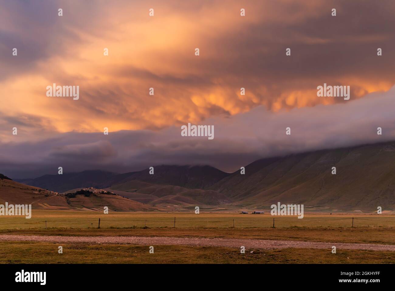 Landschaft in der Nähe von Castelluccio Dorf im Nationalpark Monte Sibillini, Region Umbrien, Italien Stockfoto