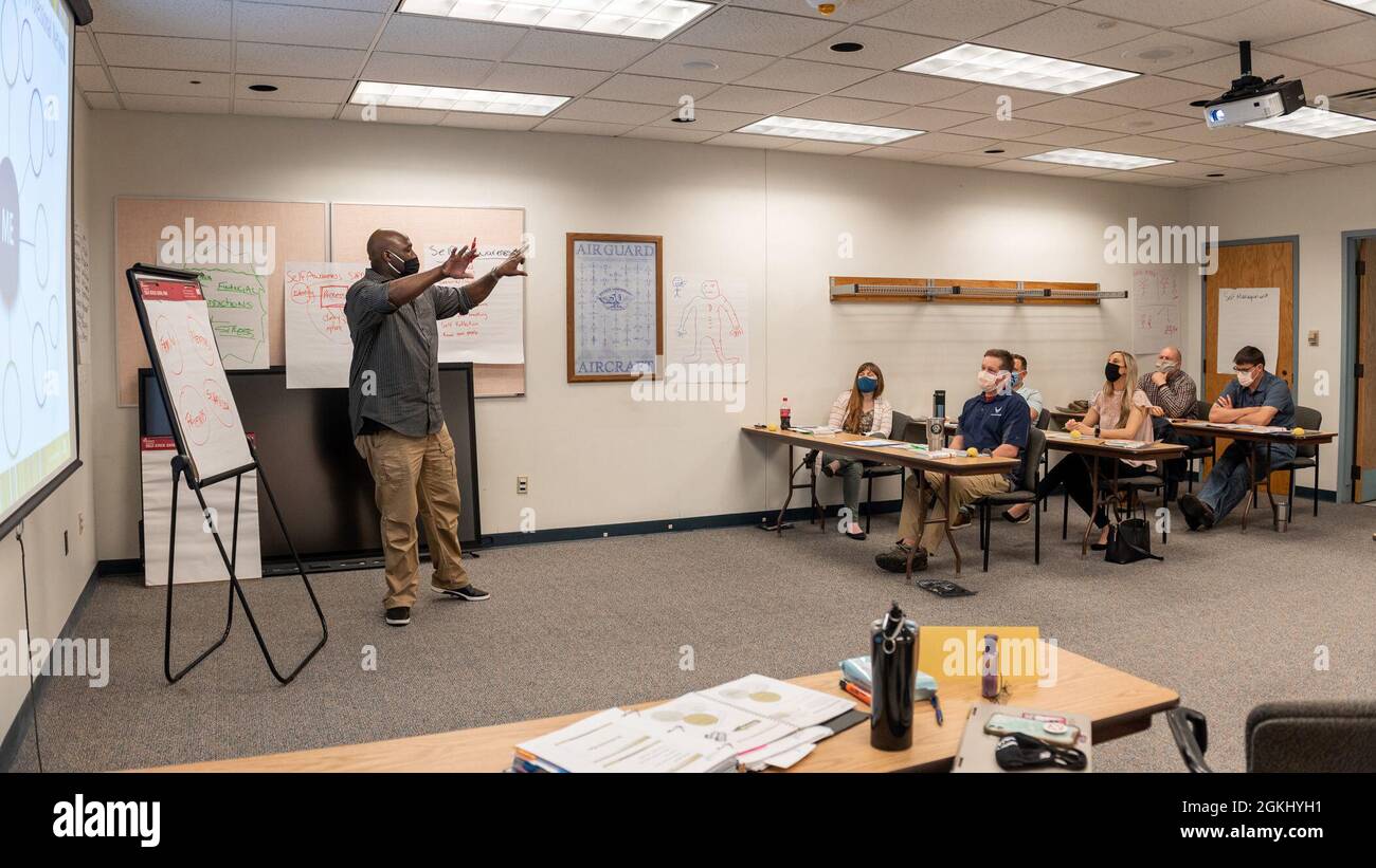 U.S. Air Force Senior Master Sgt. Marlon Burton, der Personalberater des 182. Luftlift-Flügels der Illinois Air National Guard, führt einen Kurs zur emotionalen Intelligenz (EQ) für die 182. Medical Group Airmen in Peoria, Ill., 27. April 2021. Emotionale Intelligenz ist die Fähigkeit von Einzelpersonen, ihre eigenen und die anderer Emotionen zu erkennen, zwischen verschiedenen Gefühlen zu unterscheiden und sie entsprechend zu kennzeichnen. Stockfoto