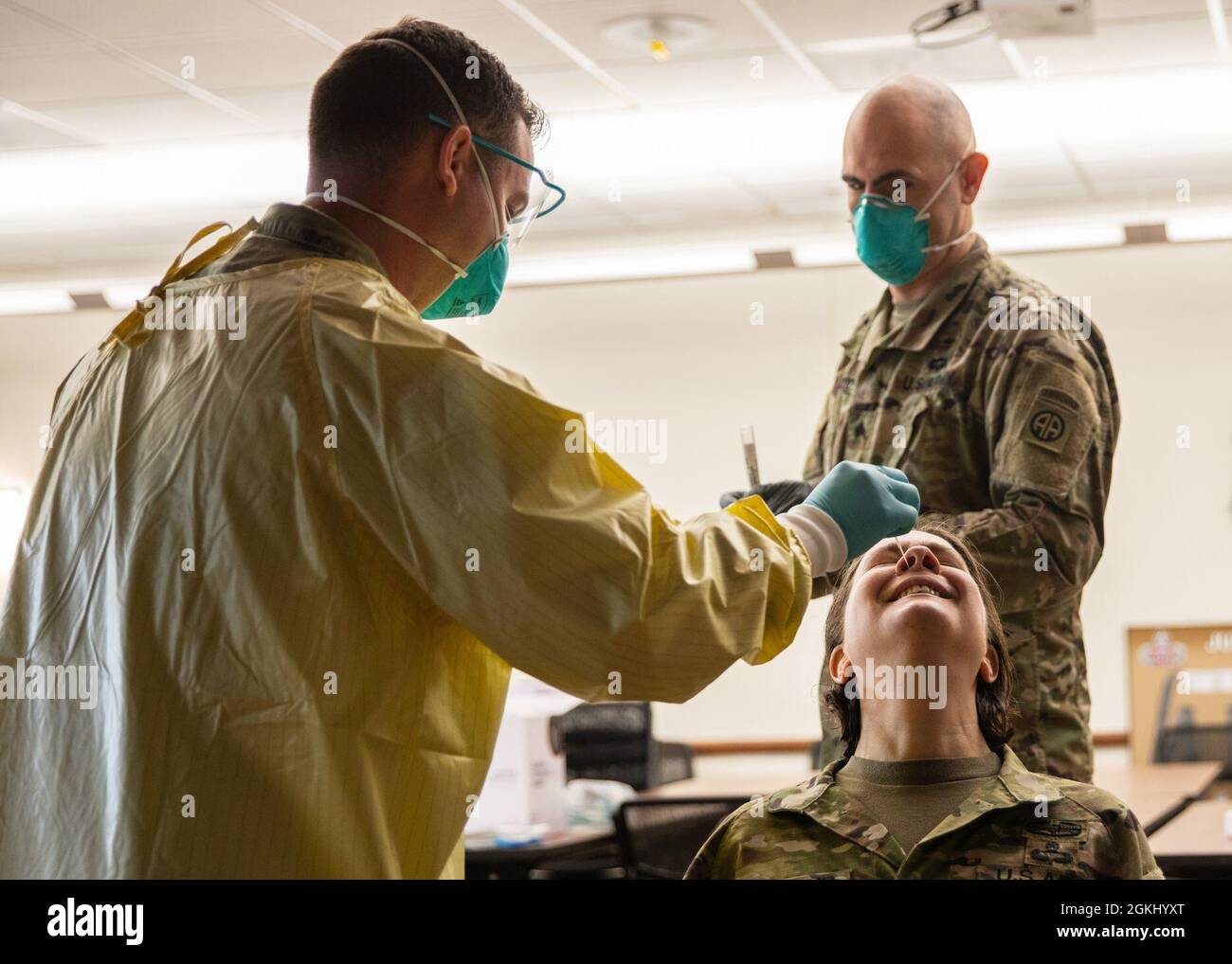 Befehl Sgt. Maj. Eva Commons, das Hauptquartier- und Hauptquartier-Bataillon, 82. Kommandofeldwebel Major der Luftlanddivision, wird am 28. April 2021 in Fort Bragg, N.C., auf COVID-19 getestet. Fallschirmjäger der All American Division werden diese Woche getestet, um ihre Teilnahme an Swift Response 21, einer multinationalen Flugübung, an der 7,000 Fallschirmjäger aus 10 alliierten Nationen beteiligt waren, vorzubereiten. Stockfoto