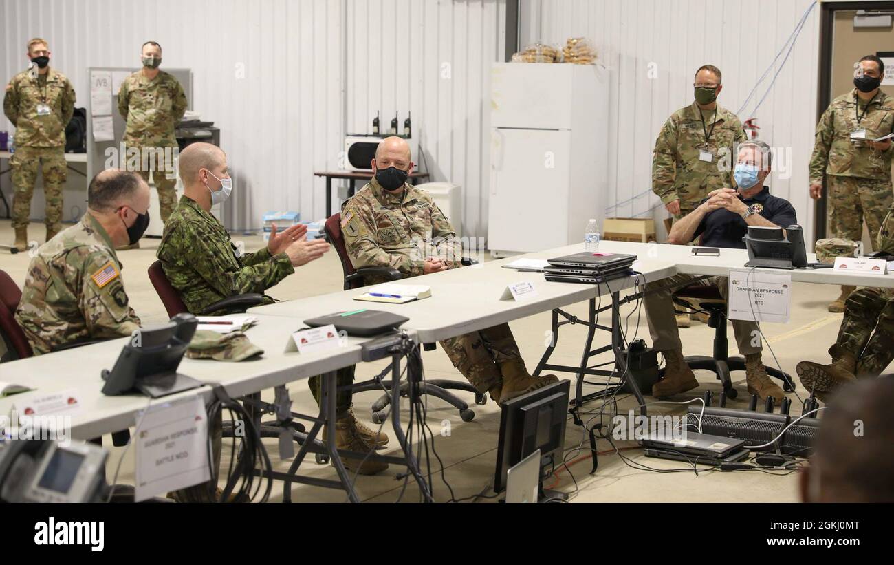 210428-N-PC620-0055 BUTLERVILLE, Ind. (28. April 2021) XVIII. Assistent des Luftkorps mit Generalkommandierenden, Canadian Brig. General Robert Ritchie, zweiter von links, diskutiert simulierte Reaktionsoperationen mit dem Vertreter der Gemeinsamen Task Force für zivile Unterstützung des Kommandanten Casey Collins, rechts, während eines Briefs zur Aktualisierung der Mission im Rahmen der Übung Guardian Response 21 (GR 21) im Muscatatuck Urban Training Center, Indiana, 28. April 2021. GR 21 ist eine jährliche Übung zur Schulung und Bewertung des chemischen, biologischen, radiologischen und nuklearen (CBRN) Response Enterprise (CRE) des Verteidigungsministeriums. Nach Compl Stockfoto