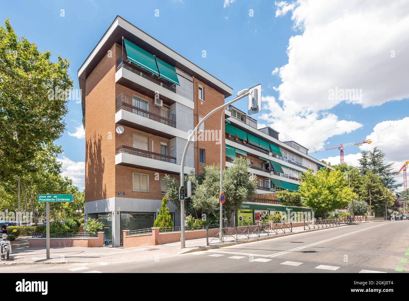 Fassaden von einfachen Wohngebäuden in der Stadt Madrid, Spanien Stockfoto