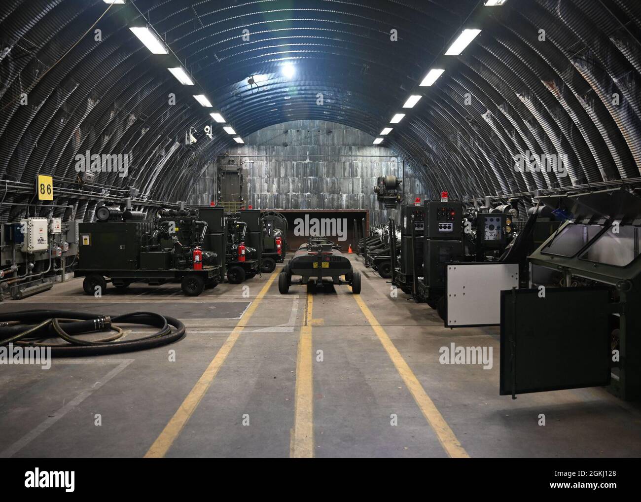 Ein Hangar mit Treibstoffausrüstung wird angelegt, der am 28. April 2021 auf dem Luftwaffenstützpunkt Ramstein, Deutschland, besichtigt werden kann. Dieses Gerät wartet auf eine ordnungsgemäße Inspektion, bevor es wieder vor Ort eingesetzt wird. Stockfoto