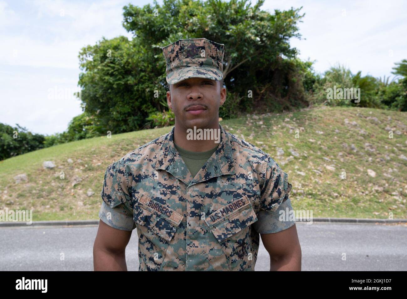 U.S. Marine Corps Lance CPL. Skyler Burgers, ein Verwaltungsangestellter der 3. Marine Expeditionary Brigade, posiert für ein Foto auf Camp Courtney, Okinawa, Japan, 28. April 2021. „Ich bin im Juni 2019 nach Okinawa gekommen. Ich liebe Okinawa. Japan ist so ein schönes Hotel. Meine Lieblingssache hier zu tun ist essen, einkaufen und einfach nur herumfahren und sich verlaufen. Ich bin vor COVID auf das Festland gekommen und fand es dort klasse. Da sich die Beschränkungen immer lockerer werden, freue ich mich schon darauf, wieder das Festland zu besuchen.“ Stockfoto