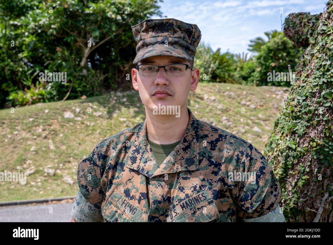 U.S. Marine Corps Sgt. George Fong, ein Chef für Meteorologie und Ozeanographie bei der 3. Marine Expeditionary Brigade, posiert für ein Foto auf Camp Courtney, Okinawa, Japan, 28. April 2021. „Hier auf der MEB ist es meine Aufgabe, das Wetter vorherzusagen. Ich bin erst seit einem Monat mit 3D MEB und mag es bisher. Ich bin nun seit acht Jahren im Marine Corps und seit etwas mehr als drei Jahren auf Okinawa. Am besten gefällt mir hier das Essen. Ich probiere gerne neue Dinge aus und erforsche sie. Ich bin durch Wanderwege auf der ganzen Insel gegangen und habe alle kleinen angrenzenden Inseln besucht.“ Stockfoto