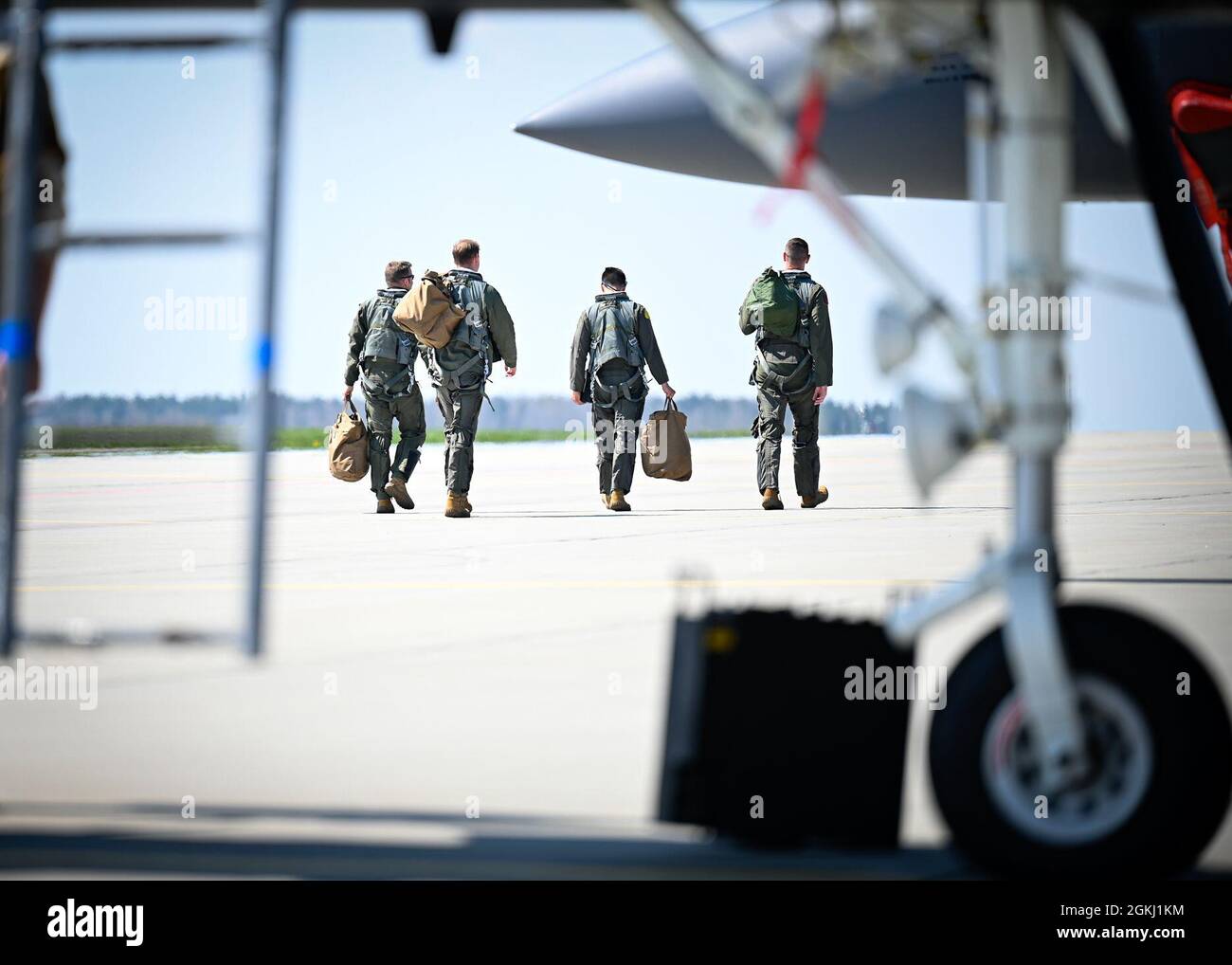 Die Piloten des 48th Fighter Wing steigen vor dem Start auf dem Luftwaffenstützpunkt Łask, Polen, 28. April 2021, in ihr Flugzeug ein. Kombinierte Trainings- und Theatersicherheitkooperationen zwischen dem 48th Fighter Wing und Verbündeten wie Polen zeigen das gemeinsame Engagement für ein sicheres und sicheres Europa. Stockfoto Die Piloten des 48th Fighter Wing steigen vor dem Start auf dem Luftwaffenstützpunkt Łask, Polen, 28. April 2021, in ihr Flugzeug ein. Kombinierte Trainings- und Theatersicherheitkooperationen zwischen dem 48th Fighter Wing und Verbündeten wie Polen zeigen das gemeinsame Engagement für ein sicheres und sicheres Europa. Stockfoto