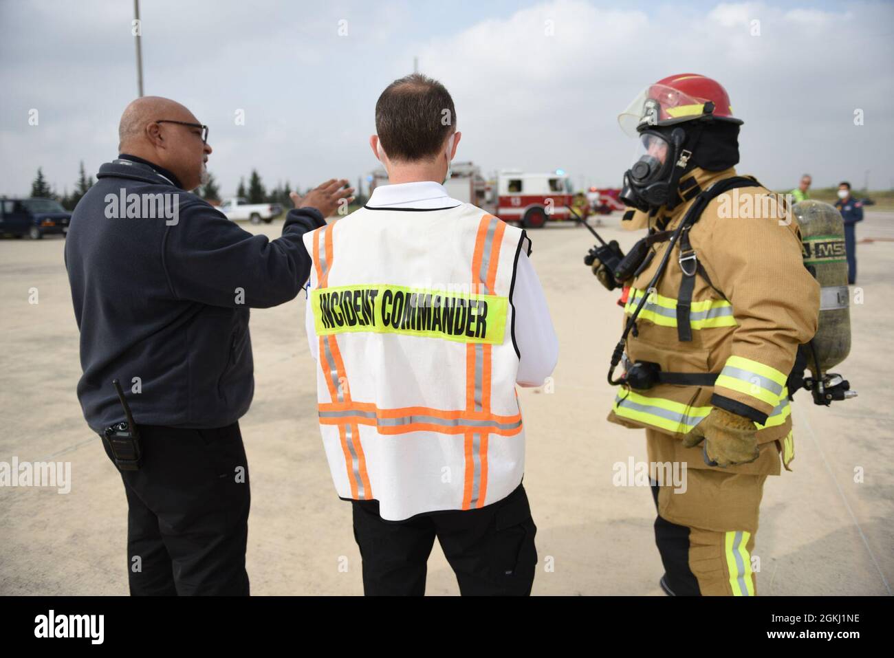 Die Ersthelfer des Luftwaffenstützpunkts Incirlik besprechen bei einer größeren Übung zur Reaktion auf Unfälle am IAB, 28. April 2021, die richtigen Verfahren. Die Übung wurde durchgeführt, um die Fähigkeiten der ersten Einsatzorganisationen von Incirlik zu testen, ihnen praxisnahe Schulungen zu bieten und Sicherheitsverfahren zu evaluieren, die die Gesamtbereitschaft im Falle eines realen Unfalls optimieren. Stockfoto