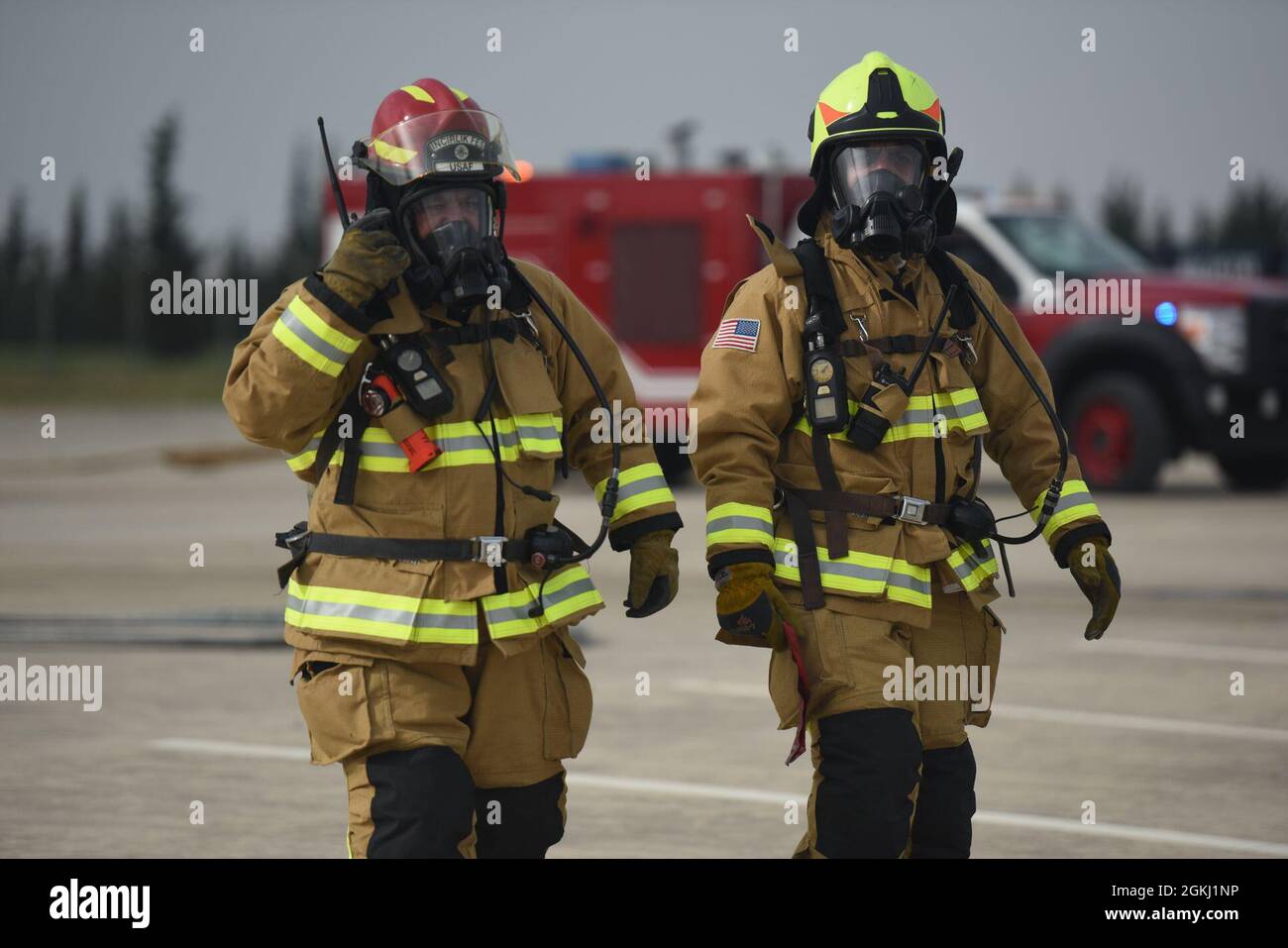 Mitglieder der Feuerwehr des Luftwaffenstützpunkts Incirlik reagieren auf einen simulierten Flugzeugabfall während einer größeren Übung zur Reaktion auf Unfälle im IAB, 28. April 2021. Die Übung wurde durchgeführt, um die Fähigkeiten der ersten Einsatzorganisationen von Incirlik zu testen, ihnen praxisnahe Schulungen zu bieten und Sicherheitsverfahren zu evaluieren, die die Gesamtbereitschaft im Falle eines realen Unfalls optimieren. Stockfoto