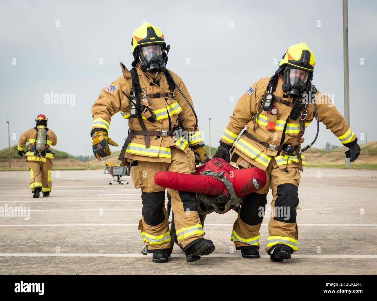 Mitglieder der Feuerwehr des Luftwaffenstützpunkts Incirlik reagieren auf einen simulierten Flugzeugabfall während einer größeren Übung zur Reaktion auf Unfälle auf dem Luftwaffenstützpunkt Incirlik, 28. April 2021. Die Übung wurde durchgeführt, um die Fähigkeiten der ersten Einsatzorganisationen von Incirlik zu testen, ihnen praxisnahe Schulungen zu bieten und Sicherheitsverfahren zu evaluieren, die die Gesamtbereitschaft im Falle eines realen Unfalls optimieren. Stockfoto