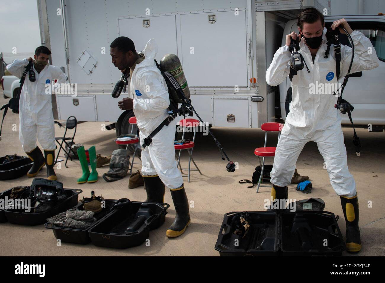 Mitglieder der 39. Zivilingenieursgeschwader Sprengstoffdeponie donen Schutzanzüge während einer größeren Übung zur Reaktion auf Unfälle auf dem Luftwaffenstützpunkt Incirlik, 28. April 2021. Die Übungsteilnehmer reagierten auf einen simulierten Flugzeugvorfall, um ihre Fähigkeiten zu testen und ihnen praxisnahe Schulungen zu bieten, die die Gesamtbereitschaft im Falle eines realen Unfalls optimieren. Stockfoto