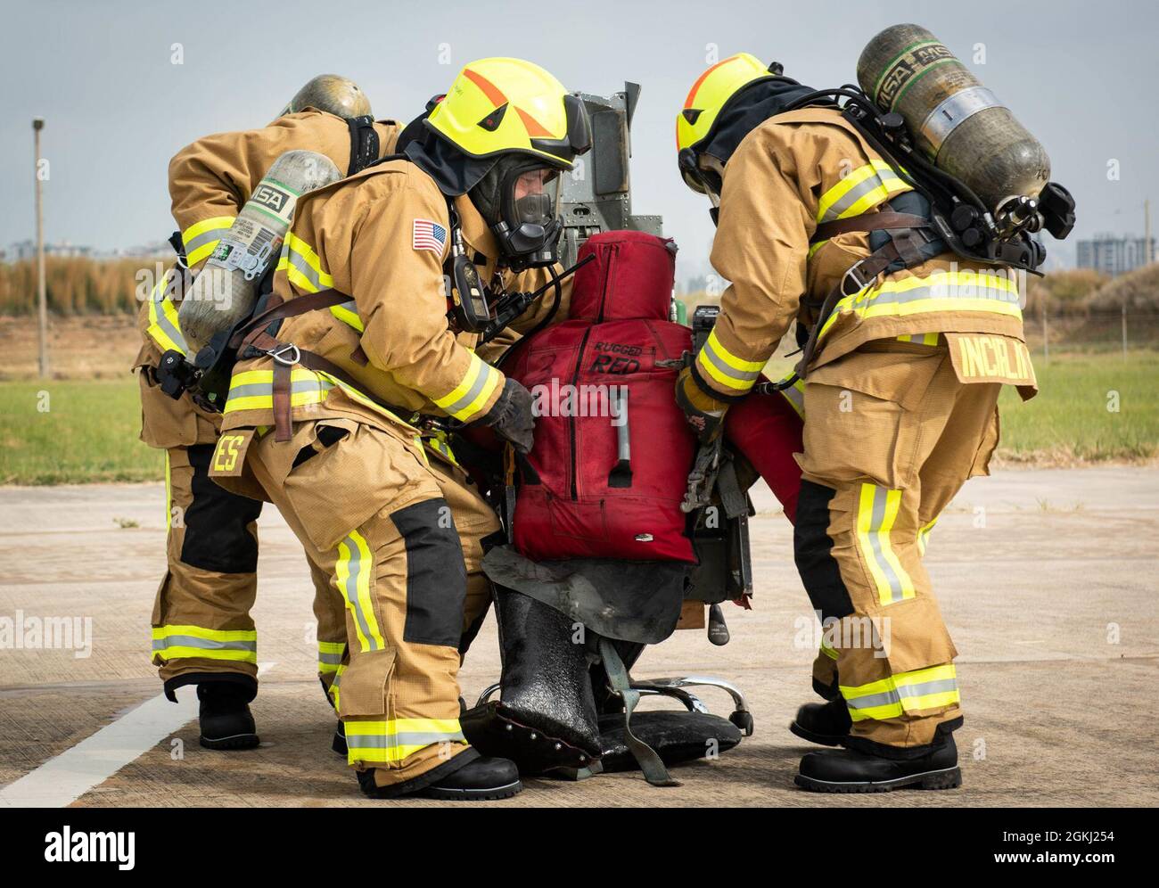 Mitglieder der Feuerwehr des Luftwaffenstützpunkts Incirlik reagieren auf einen simulierten Flugzeugabfall während einer größeren Übung zur Reaktion auf Unfälle auf dem Luftwaffenstützpunkt Incirlik, 28. April 2021. Die Übung wurde durchgeführt, um die Fähigkeiten der ersten Einsatzorganisationen von Incirlik zu testen, ihnen praxisnahe Schulungen zu bieten und Sicherheitsverfahren zu evaluieren, die die Gesamtbereitschaft im Falle eines realen Unfalls optimieren. Stockfoto