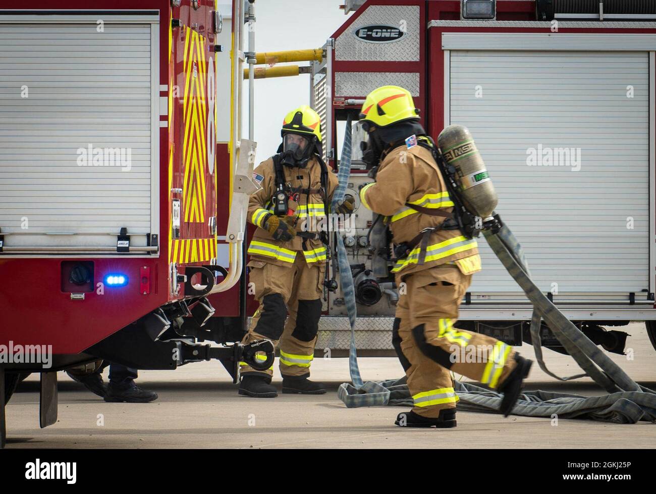 Mitglieder der Feuerwehr des Luftwaffenstützpunkts Incirlik reagieren auf einen simulierten Flugzeugabfall während einer größeren Übung zur Reaktion auf Unfälle auf dem Luftwaffenstützpunkt Incirlik, 28. April 2021. Die Übung wurde durchgeführt, um die Fähigkeiten der ersten Einsatzorganisationen von Incirlik zu testen, ihnen praxisnahe Schulungen zu bieten und Sicherheitsverfahren zu evaluieren, die die Gesamtbereitschaft im Falle eines realen Unfalls optimieren. Stockfoto