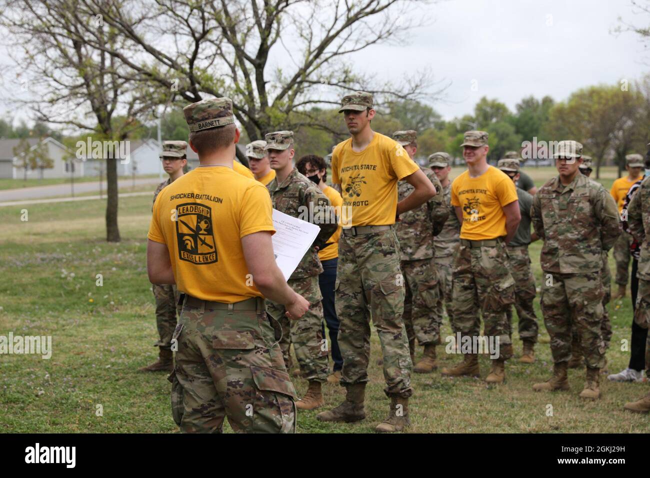 WICHITA, Kan. – die Kadetten des Reserveoffiziers der Wichita State University hören sich Anweisungen und eine Sicherheitsunterweisung an, bevor sie am 28. April mit dem Projekt zur Sanierung des Parks im Glen Dey Park beginnen. Kader des WSU ROTC – der sich ausschließlich aus Mitgliedern der Kansas Army National Guard zusammensetzt – und Kadetten trainieren regelmäßig im Park. Sie bemerkten, dass die Umwelt und die lokale Bevölkerung von dem Service-Projekt profitieren könnten und beschlossen, Maßnahmen zur Verbesserung der Bedingungen zu ergreifen. Stockfoto