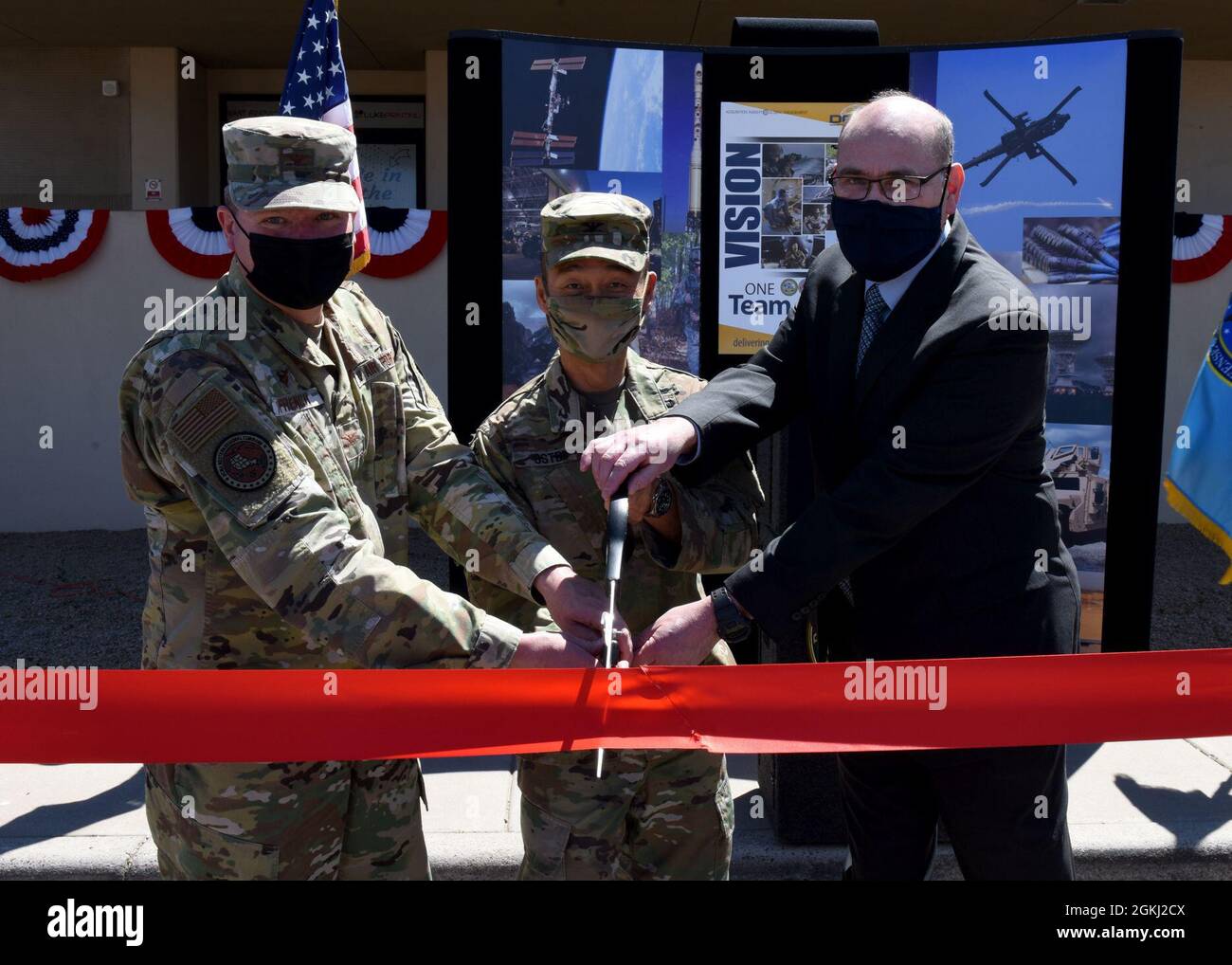 US Air Force Col. Lance R. French, Kommandant der Defense Contract Management Agency (DCMA) Western Regional Command, Carson, Kalifornien; US Army Col. Christopher Ostby, Kommandant des DCMA Phoenix; Und Wade McVey, stellvertretender Direktor von DCMA Phoenix, bereitet sich darauf vor, während der Eröffnung des DCMA Phoenix am 28. April 2021 auf dem Luftwaffenstützpunkt Luke, Arizona, ein Band zu schneiden. Das DCMA bietet Verwaltungsdienstleistungen für das Verteidigungsministerium und andere Bundesorganisationen und ist ein wesentlicher Bestandteil des Auftragsprozesses, von der Vorabvergabe bis zur Aufrechterhaltung. Das DCMA Phoenix Büro wurde aus der Innenstadt von Phoe verlegt Stockfoto