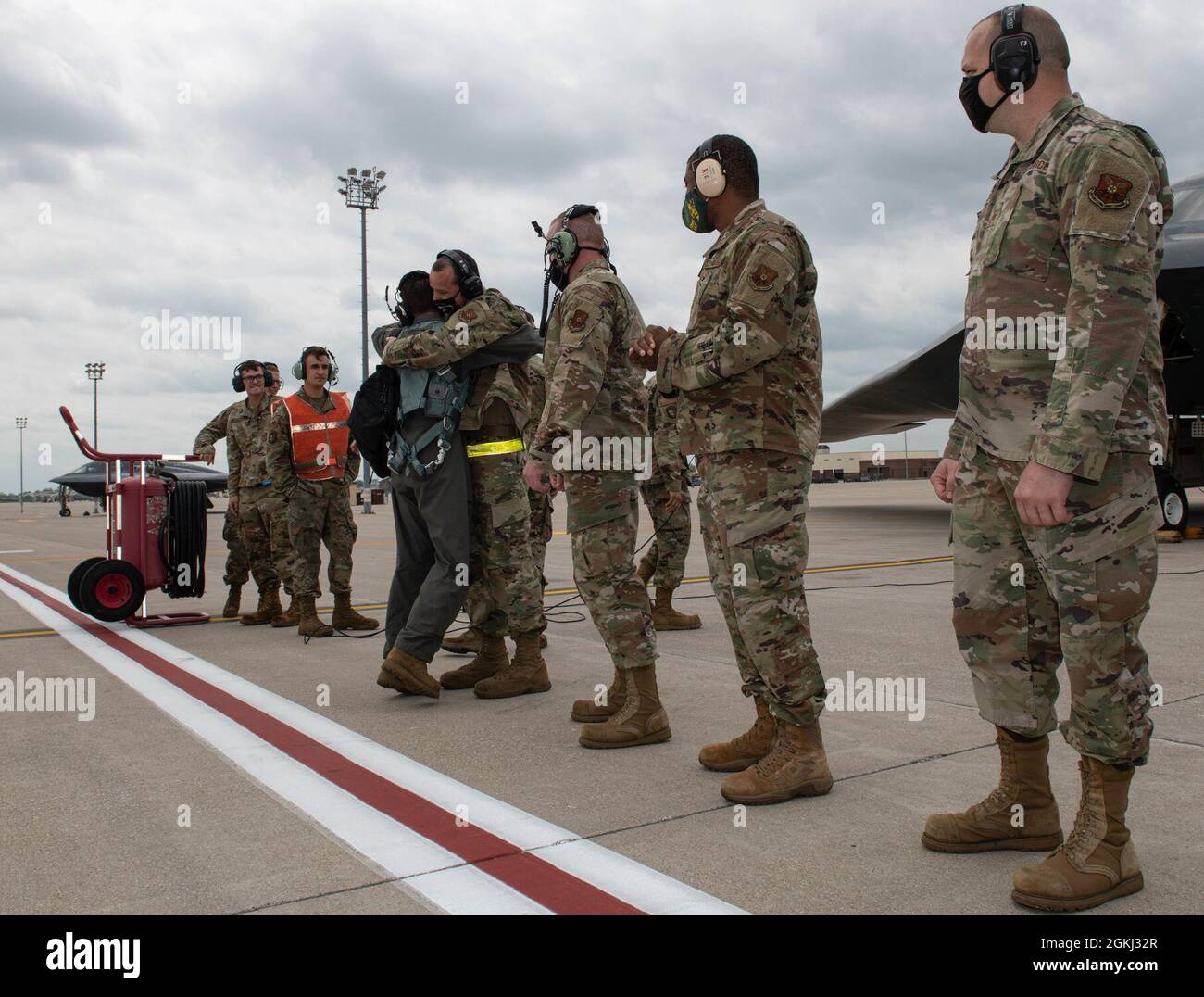 US Air Force Staff Sgt. Elizabeth Lambert, 509. Aircraft Maintenance Squadron die dem Spirit of New York zugewiesene Crew-Leiterin umarmt Mitglieder ihrer Staffel, bevor sie an Bord der B-2 Spirit für ihren Incentive-Flug auf der Whiteman Air Force Base, Missouri, am 28. April 2021, geht. Lambert erhielt den Thomas N. Barnes Crew Chief of the Year Award für ihre Arbeit als engagierte Crewchefin von The Spirit of New York, zusammen mit diesem Erfolg, verdiente sie sich die Gelegenheit, im Tarnbomber zu fliegen. Stockfoto