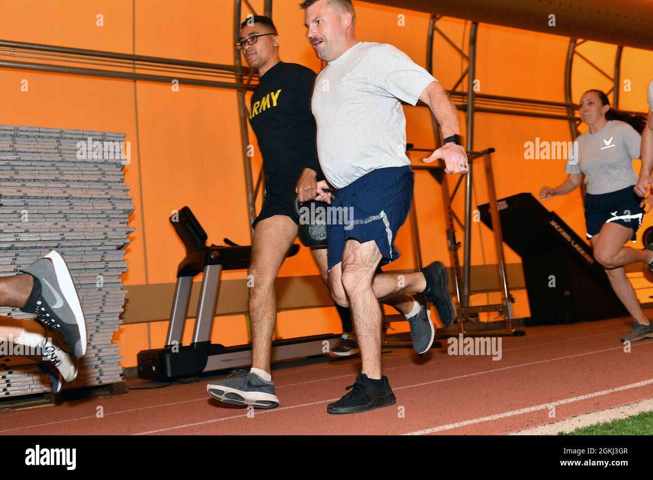 MILITÄRFLUGPLATZ SCHRIEVER, Colorado -- Justice Morales und Mathew Cepero, Mitglieder der Joint Task Force und der Space Defense, führen gemeinsam eine 40-Pfund-Kettle-Glocke auf der Indoor-Rennstrecke des U.S. Space Command bei der monatlichen Warrior Physical Training Session auf der Militärflugplatz Schriever am 28. April. Morales, Cepero und die Teamkollegen Robert Heffner, Andrea McLeod und Tarra Stott, alle von JTF-SD, beendeten die Herausforderung mit der schnellsten Zeit, indem sie sich beim U.S. Space Command prahlende Rechte und Auszeichnungen einräumten. Stockfoto