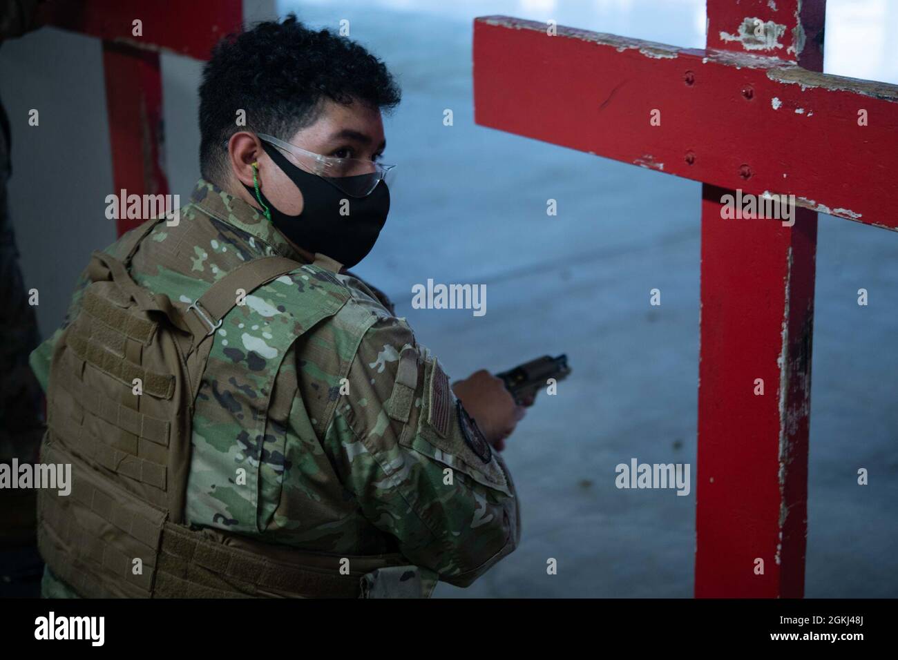 Instruktoren für die Ausbildung und Wartung von Kampfwaffen der 18. Sicherheitskräfte der US-Luftwaffe unterrichten Mitglieder des 18. SFS in einer Klasse über den Einsatz von Waffen auf dem Luftwaffenstützpunkt Kadena, Japan, 29. April 2021. Die Verteidiger durchliefen den CATM-Kurs, um sicherzustellen, dass sie wissen, wie sie ihre kürzlich veröffentlichten M18-Pistolen sicher und effektiv einsetzen können. Stockfoto