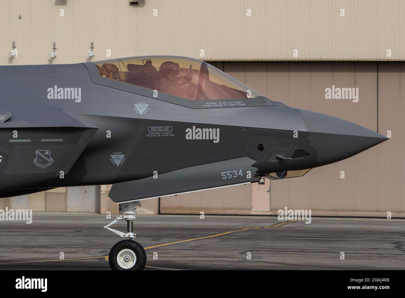 Der US-Luftwaffenchef David Bergland, Kommandant des 354th Fighter Wing, taxiert ein F-35A Lightning II-Kampfflugzeug, das dem 355th Fighter Squadron auf der Eielson Air Force Base, Alaska, zugewiesen wurde, 29. April 2021. Die für die 355. FS zugewiesenen F-35As werden zusammen mit einem Team gemeinsamer und internationaler Partner im indo-pazifischen Theater die Verteidigungskapazitäten in der Region modernisieren und die internationale Interoperabilität ermöglichen. Stockfoto