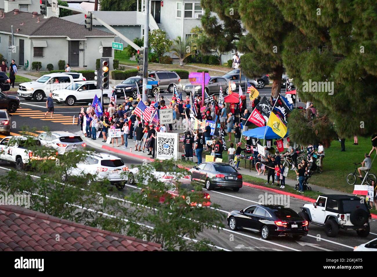 Demonstranten versammeln sich in der Nähe des Long Beach City College, um gegen eine Vote No-Kundgebung für Gavin Newsom zu protestieren, an der Präsident Joe Biden am Montag, den 13. September 2021 teilnahm Stockfoto