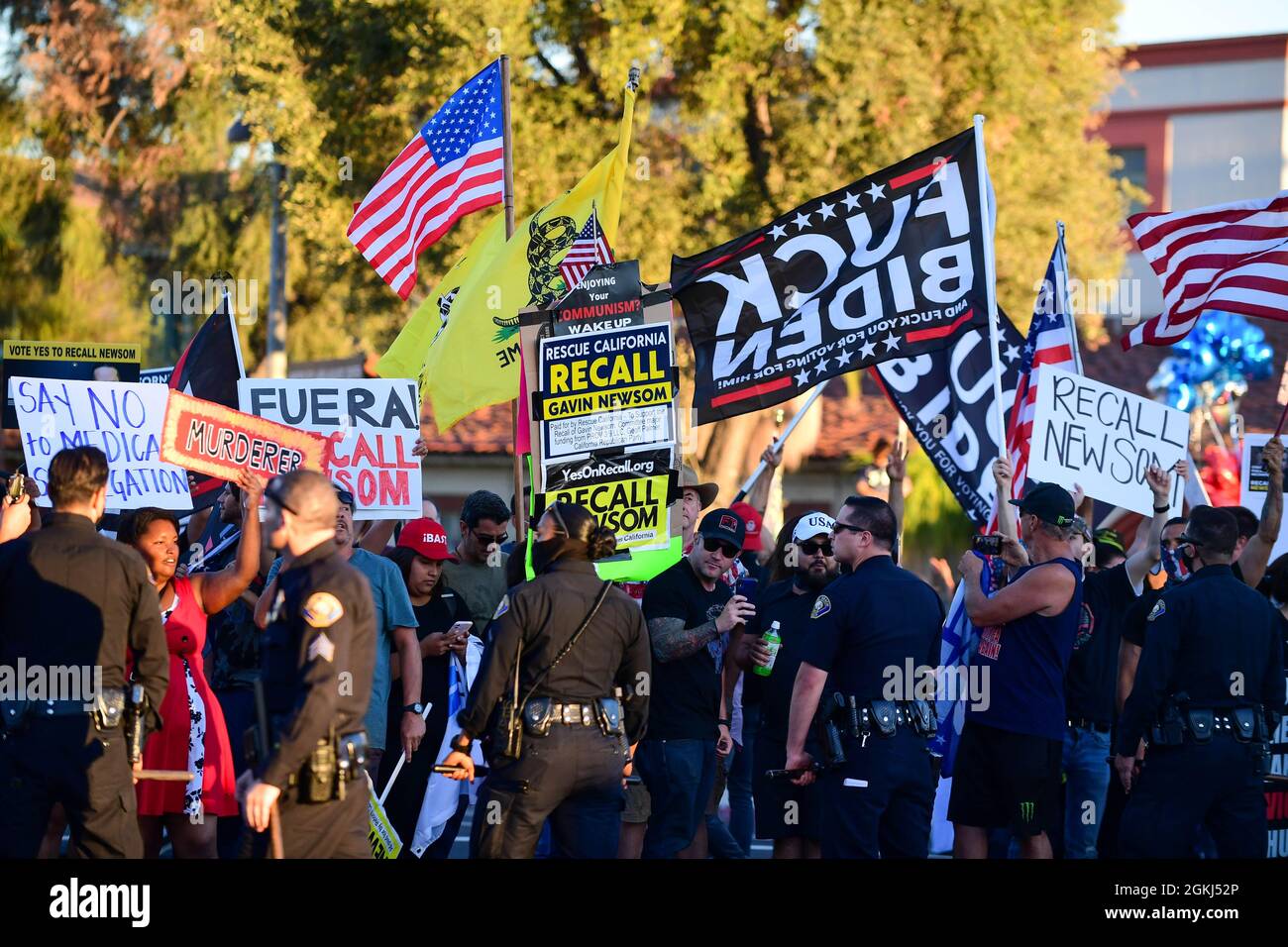 Demonstranten versammeln sich in der Nähe des Long Beach City College, um gegen eine Vote No-Kundgebung für Gavin Newsom zu protestieren, an der Präsident Joe Biden am Montag, den 13. September 2021 teilnahm Stockfoto