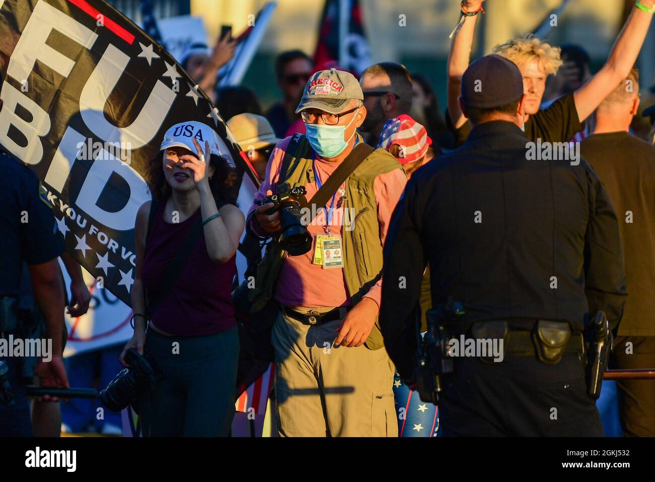 Demonstranten versammeln sich in der Nähe des Long Beach City College, um gegen eine Vote No-Kundgebung für Gavin Newsom zu protestieren, an der Präsident Joe Biden am Montag, den 13. September 2021 teilnahm Stockfoto