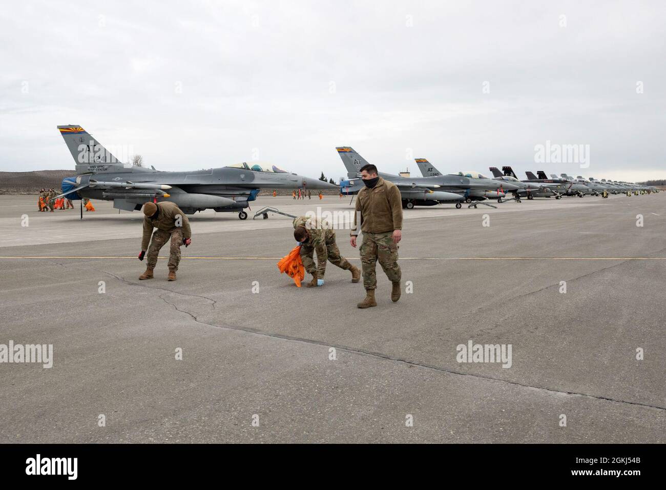 Die dem 3. Flügel zugewiesenen Flieger führen auf der Fluglinie auf der Joint Base Elmendorf-Richardson, Alaska, einen Fremdkörperablagerungen durch, der am 29. April 2021 durchgeführt wird. Die dem 3. Flügel zugewiesenen aktiven Militärflugzeuge, die Reserve-Flieger der 477. Kampfgruppe und die Alaska Air National Guardsmen des 176. Flügels führten den FOD-Spaziergang durch, um Trümmer zu entfernen, die möglicherweise Flugzeuge beschädigen und die Einsatzbereitschaft behindern könnten. Stockfoto