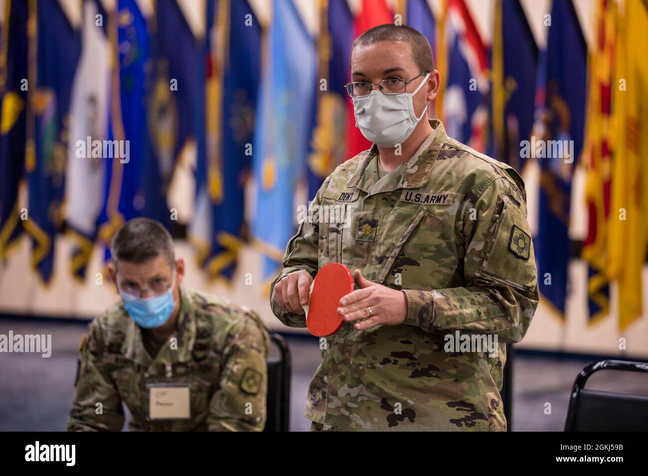 Maj. Kevin Dent, Leiter des Verwaltungsrechts der New Mexico National Guard Joint Forces Headquarters, ruft zu einer Pause auf, um das Gerichtsverfahren von den Sitzen der Panel-Mitglieder, die während eines Scheinverfahrens am 515. Regionalen Trainingsinstitut, Santa Fe, New Mexico, am 29. April 2021 gegeben wurden, zu imitieren. Das Scheinverfahren bot Mitgliedern der Militärjustiz der Nationalgarde von New Mexico eine Martial-Martial-Martial-Einarbeitung. Stockfoto