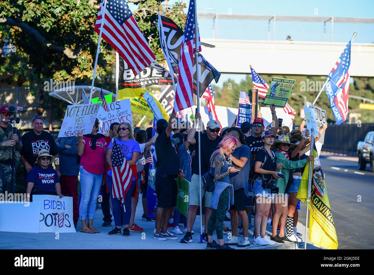 Demonstranten versammeln sich in der Nähe des Long Beach City College, um gegen eine Vote No-Kundgebung für Gavin Newsom zu protestieren, an der Präsident Joe Biden am Montag, den 13. September 2021 teilnahm Stockfoto