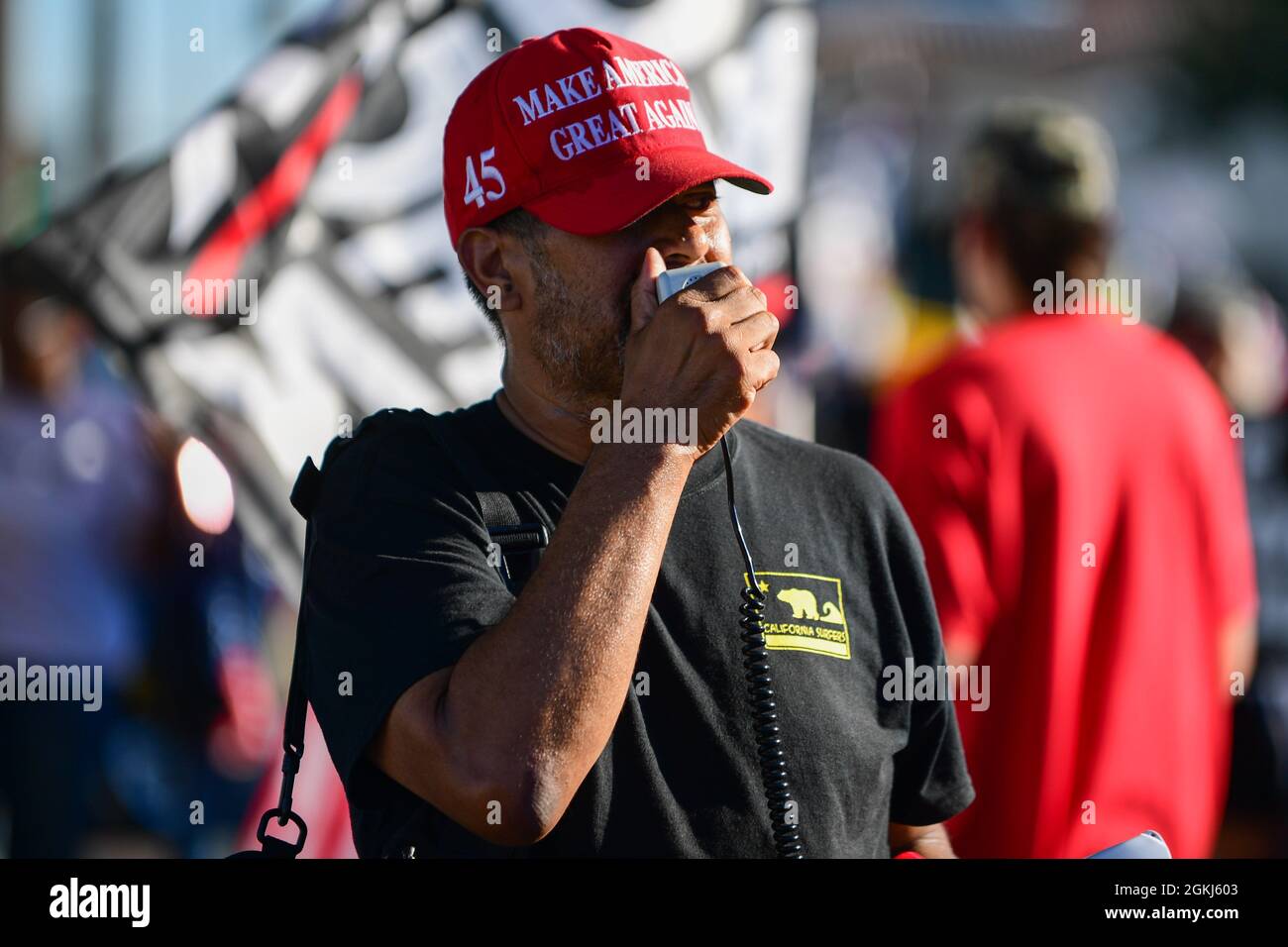 Demonstranten versammeln sich in der Nähe des Long Beach City College, um gegen eine Vote No-Kundgebung für Gavin Newsom zu protestieren, an der Präsident Joe Biden am Montag, den 13. September 2021 teilnahm Stockfoto