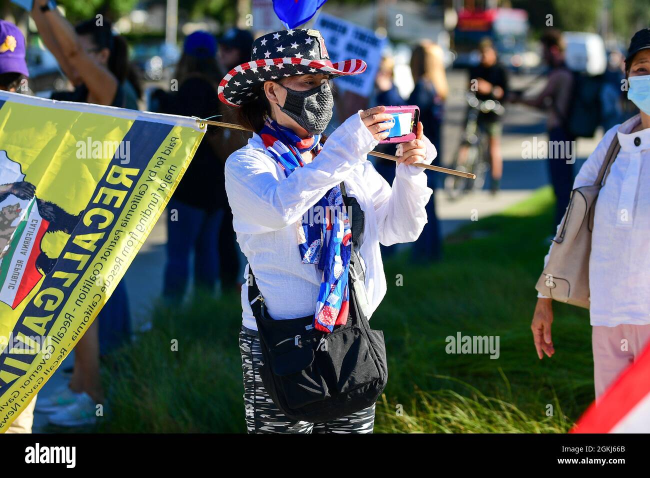 Demonstranten versammeln sich in der Nähe des Long Beach City College, um gegen eine Vote No-Kundgebung für Gavin Newsom zu protestieren, an der Präsident Joe Biden am Montag, den 13. September 2021 teilnahm Stockfoto