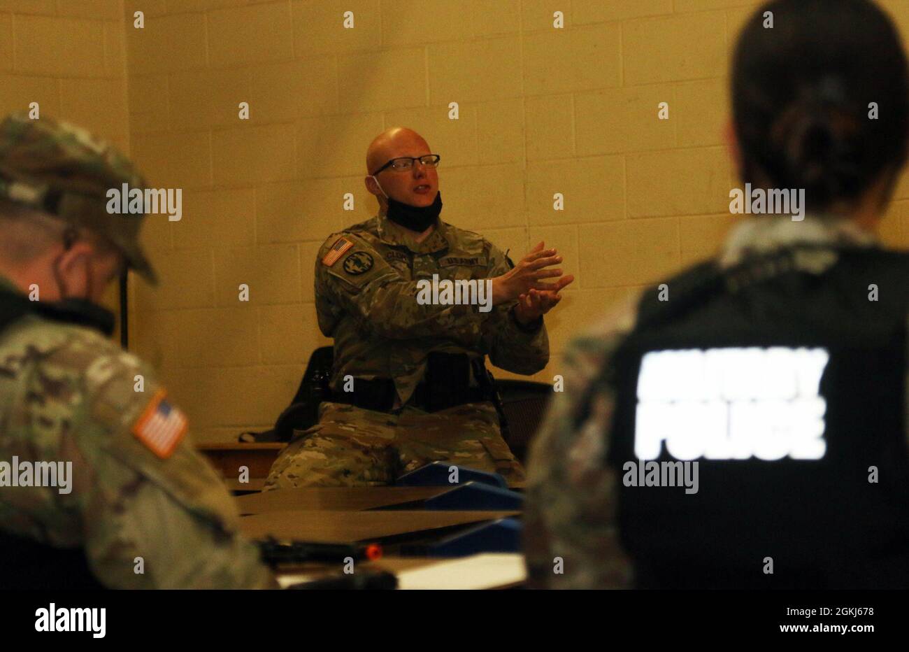 Personal Sgt. Andrew Clor, ein nicht beauftragter Polizeibeamter der 1776. Military Police Company, Michigan National Guard, führt während eines Polizeitrainings in McGregor Range, N.M., 29. April 2021 eine Nachbesprechung mit Soldaten durch. Beobachter, Trainer und Trainer der 5. Panzerbrigade der 1. Armeedivision West, Gecoacht Soldaten mit dem 1776. Parlamentsabgeordneten, wie man mit einer feindlichen Verdächtigen-Situation umgeht, da die 5. AR BDE weiterhin mit Einheiten der Nationalgarde und der Reserve in allen militärischen Bereichen zusammenarbeitet und sie auf den Einsatz in den Weg der Schäden und die Rückkehr zu ihren Familien vorbereitet Stockfoto