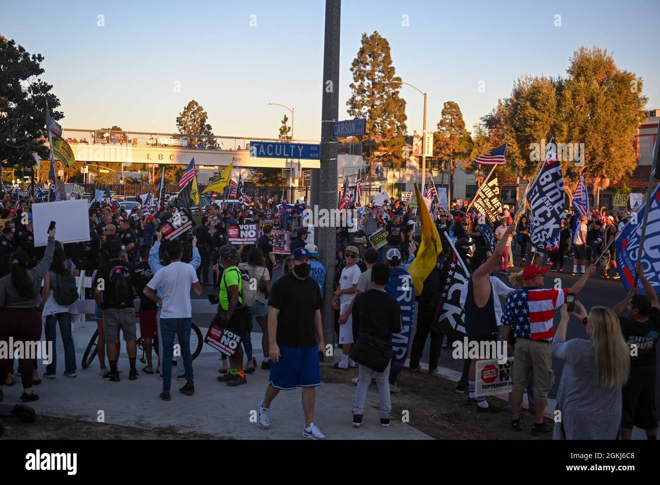 Demonstranten versammeln sich in der Nähe des Long Beach City College, um gegen eine Vote No-Kundgebung für Gavin Newsom zu protestieren, an der Präsident Joe Biden am Montag, den 13. September 2021 teilnahm Stockfoto
