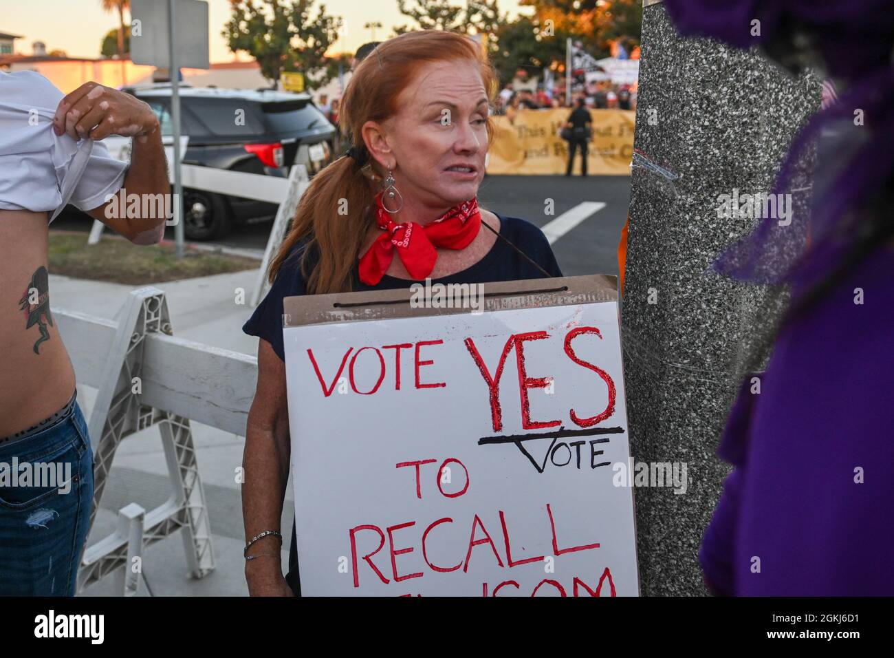 Demonstranten versammeln sich in der Nähe des Long Beach City College, um gegen eine Vote No-Kundgebung für Gavin Newsom zu protestieren, an der Präsident Joe Biden am Montag, den 13. September 2021 teilnahm Stockfoto