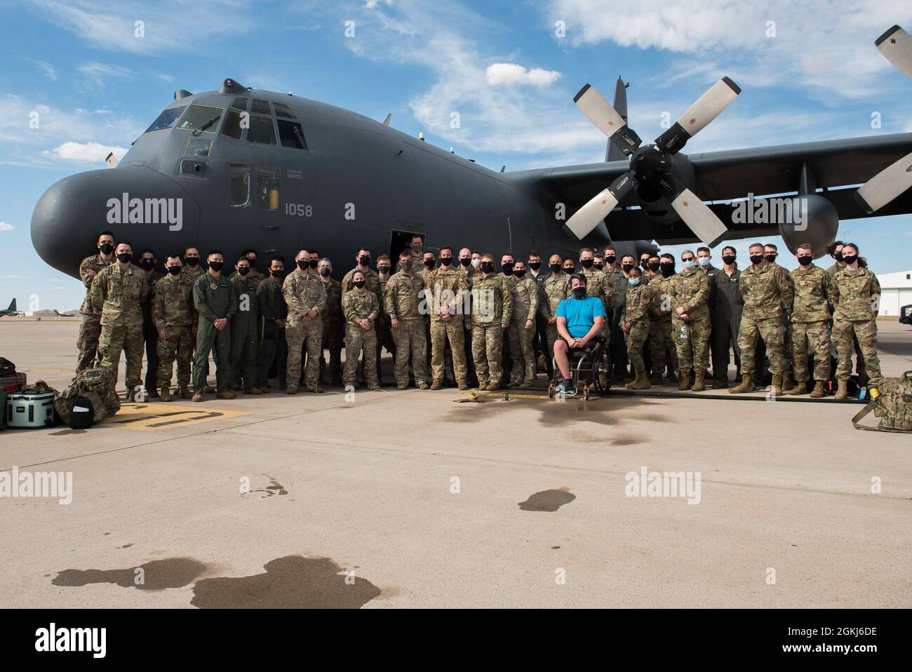 Mitglieder des 551. Special Operations Squadron stehen nach einem fini-Flug auf der Cannon Air Force Base, N.M., 29. April 2021, für ein Gruppenfoto zusammen. Der SOS 551 wird am 15. Juni 2021 fallen. Stockfoto